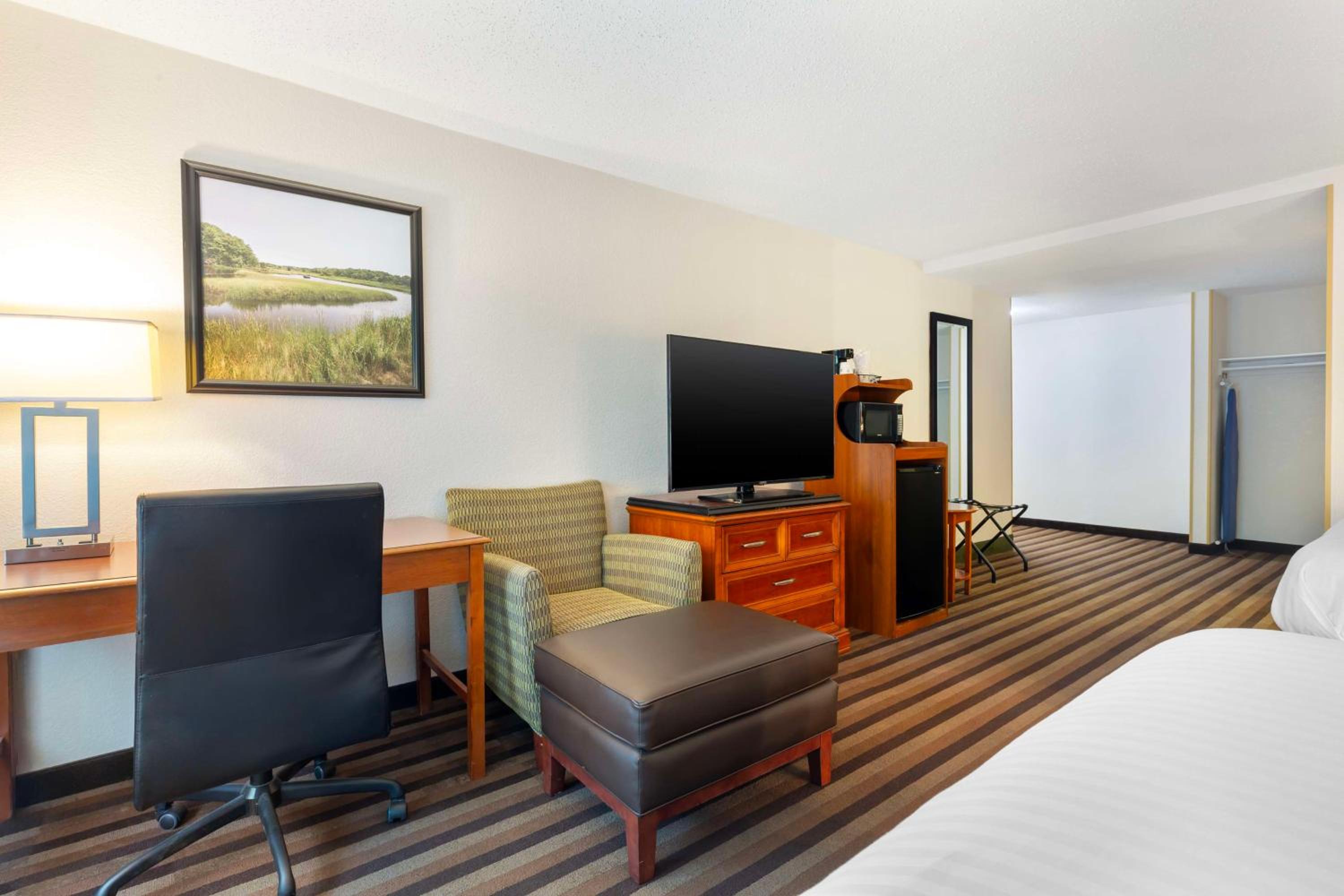 Queen Room with Two Queen Beds and Bath Tub - Disability Access/Non-Smoking  - Photo 3