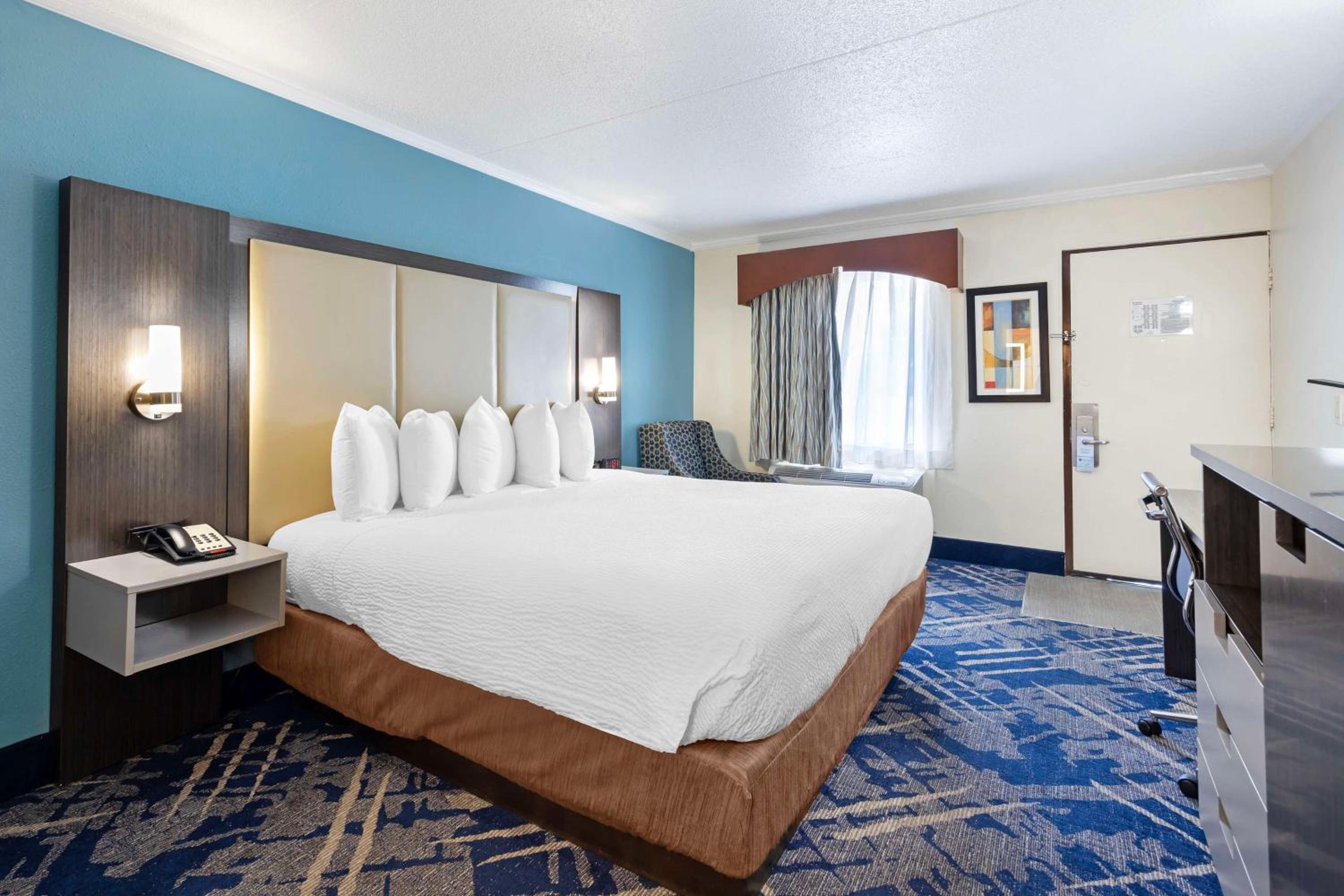 King Room with Roll-In Shower - Mobility Accessible at Best Western Franklin in Franklin