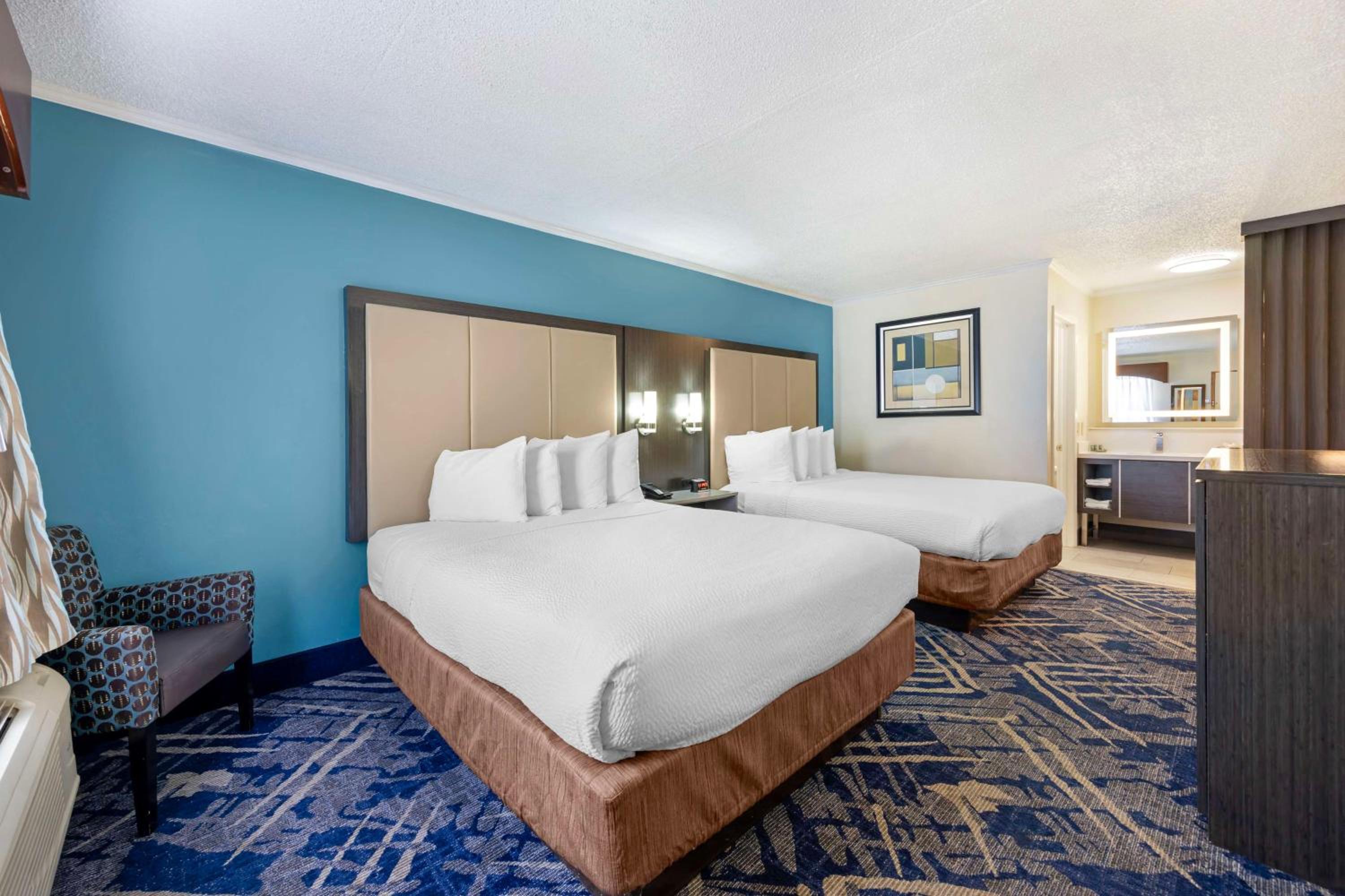 Queen Room with Two Queen Beds - Non-Smoking - Photo 3