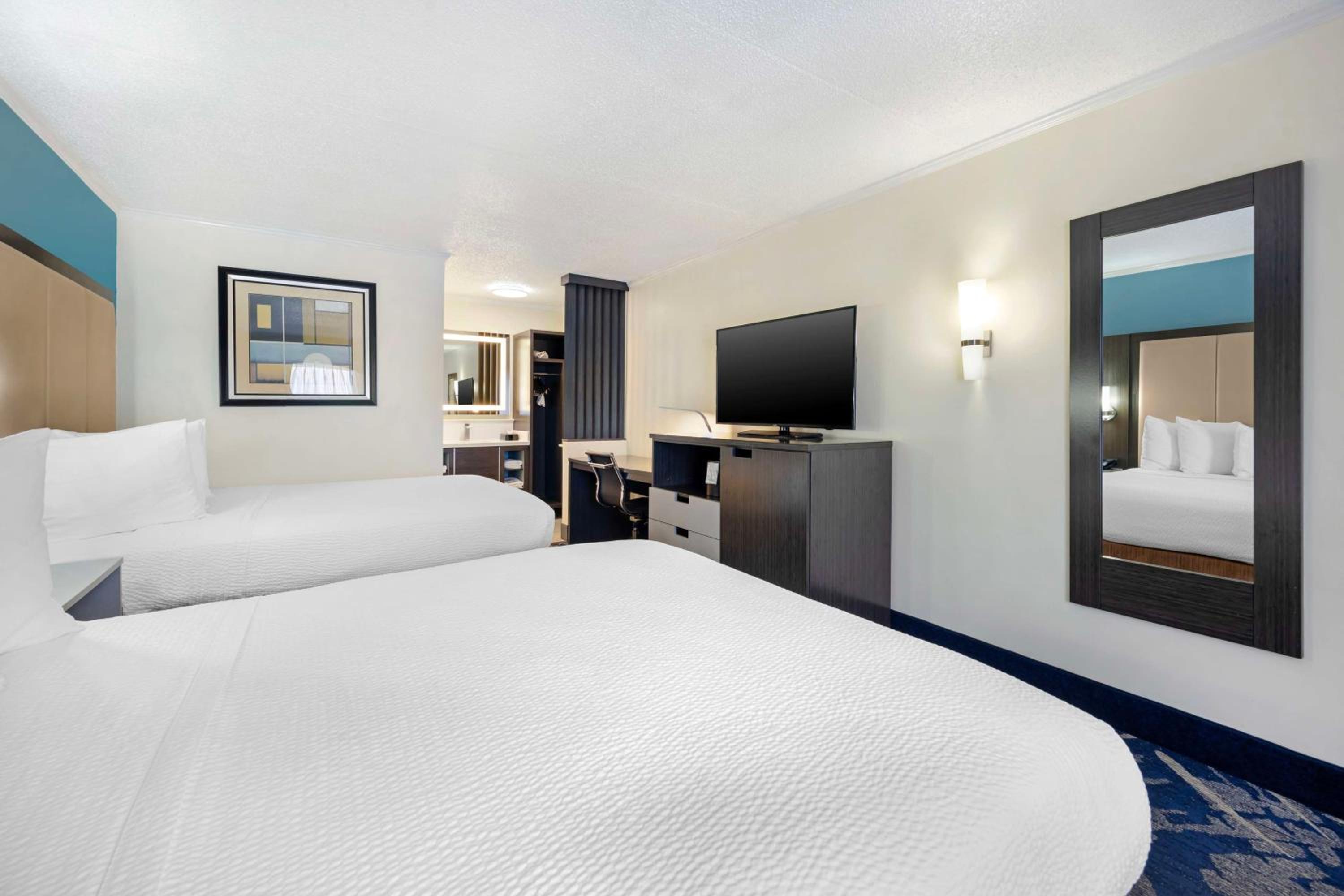 Queen Room with Two Queen Beds - Non-Smoking - Photo 2