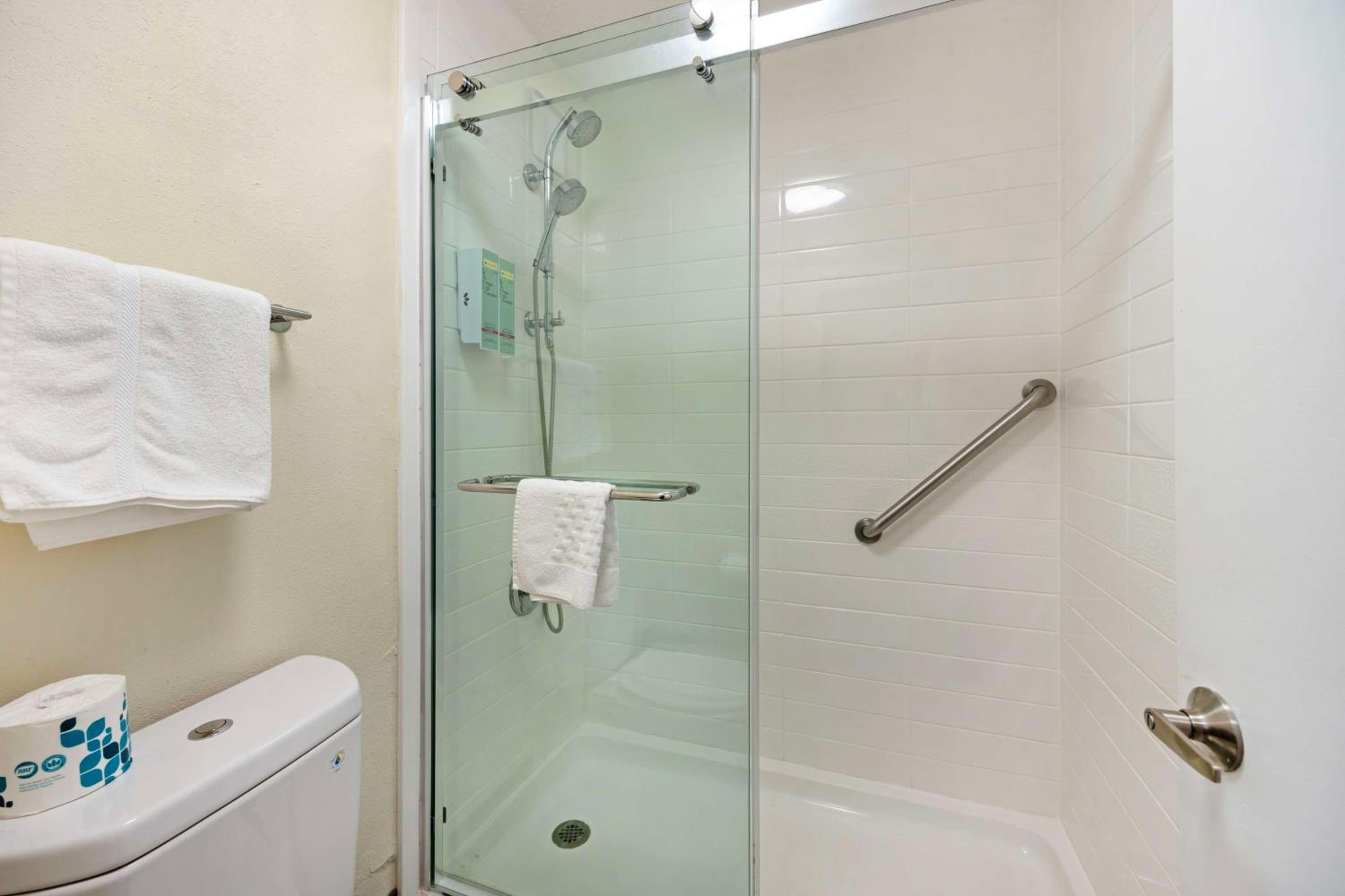 King Room with Shower Only - Non-Smoking - Photo 3