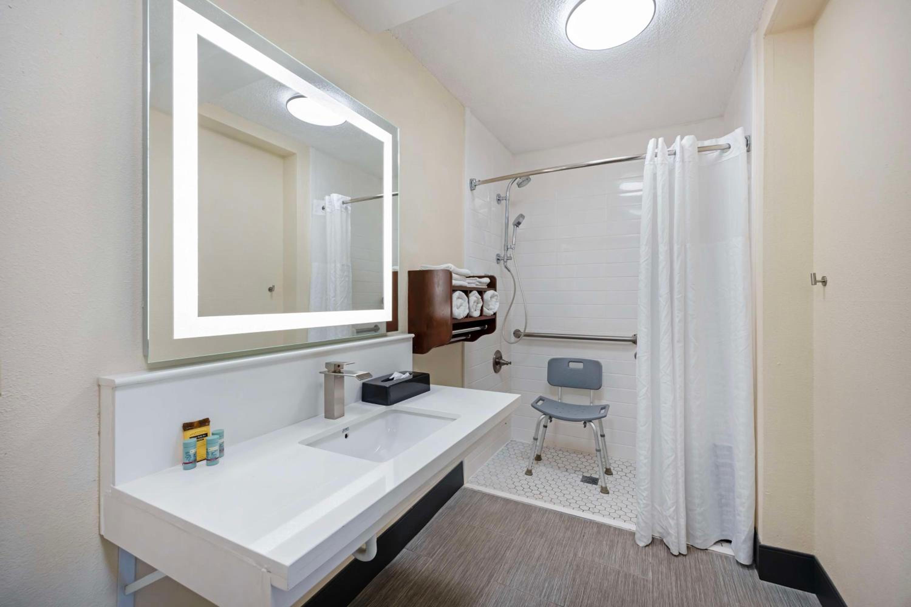 Queen Room With Two Queen Beds - Disability Access/Non-Smoking - Photo 2