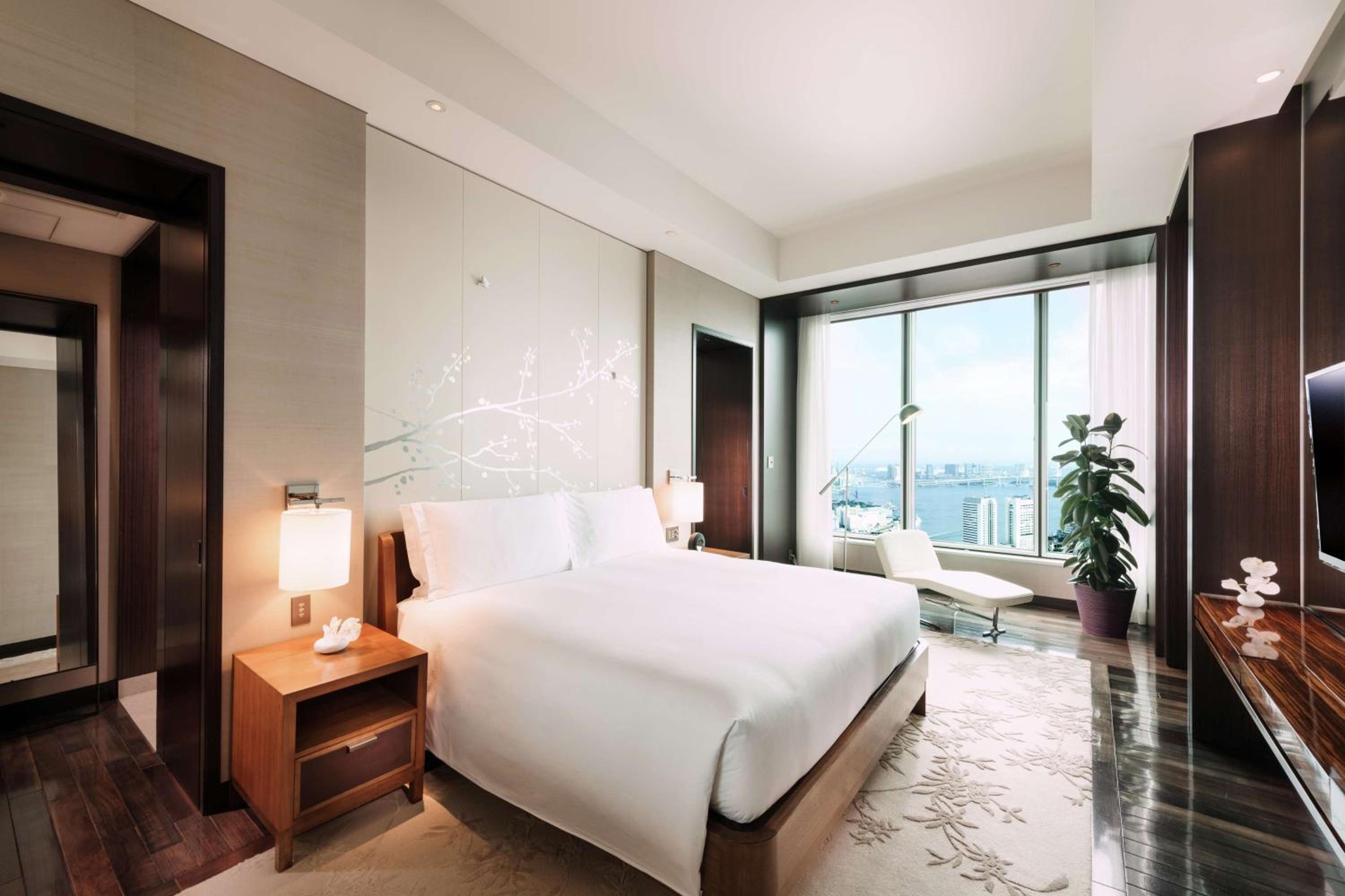 Deluxe King Suite with Bay View