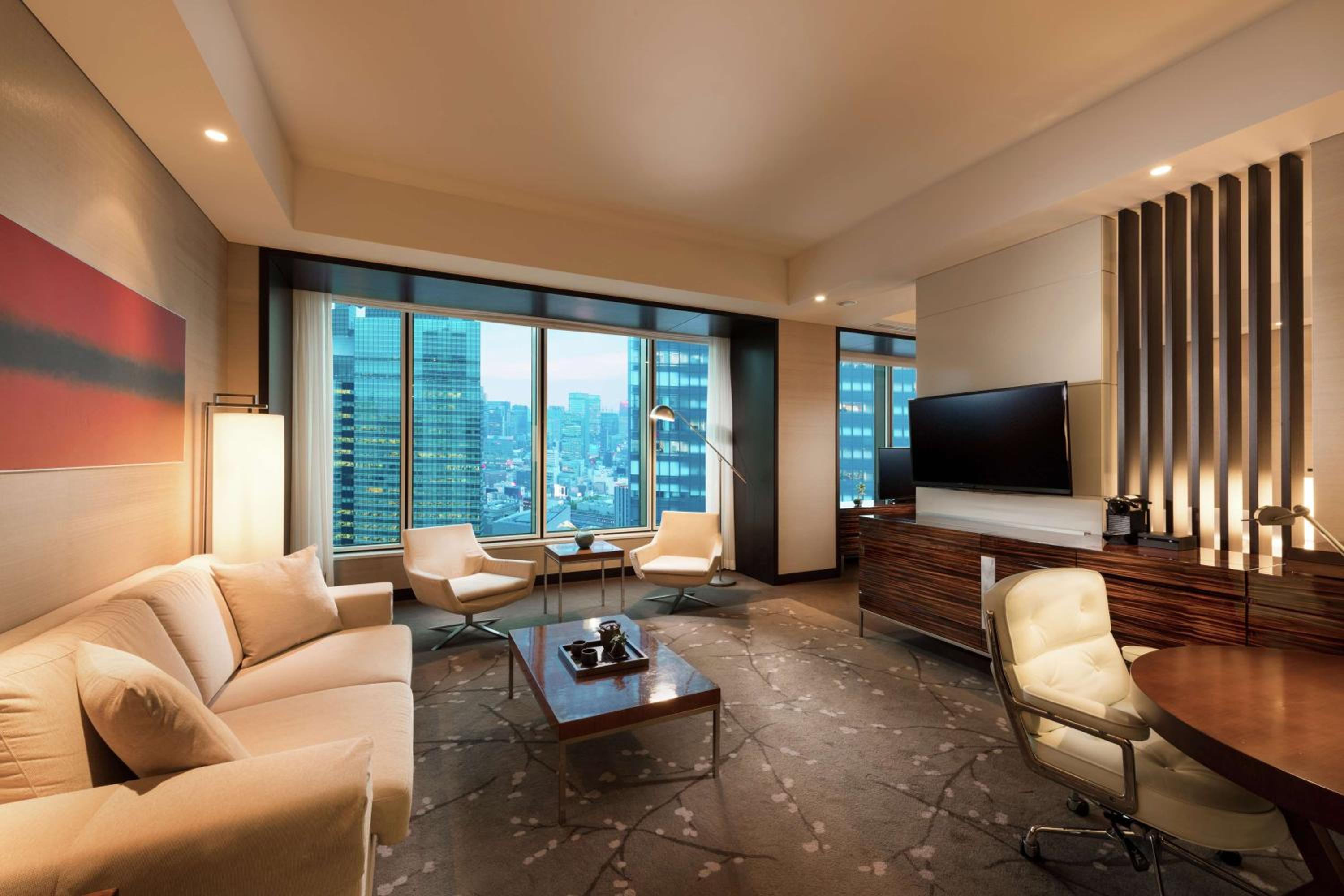 Corner Twin Suite with City View