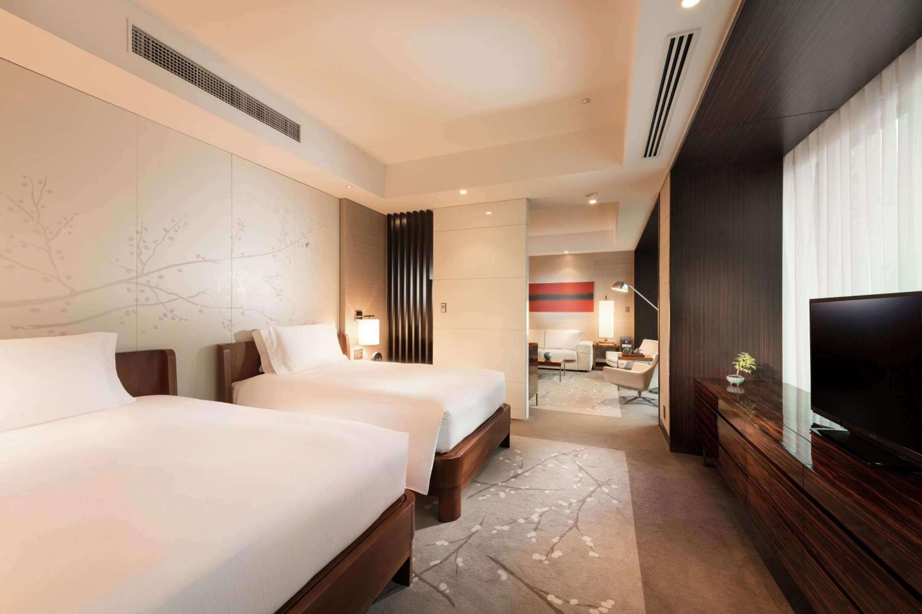 Corner Twin Suite with City View