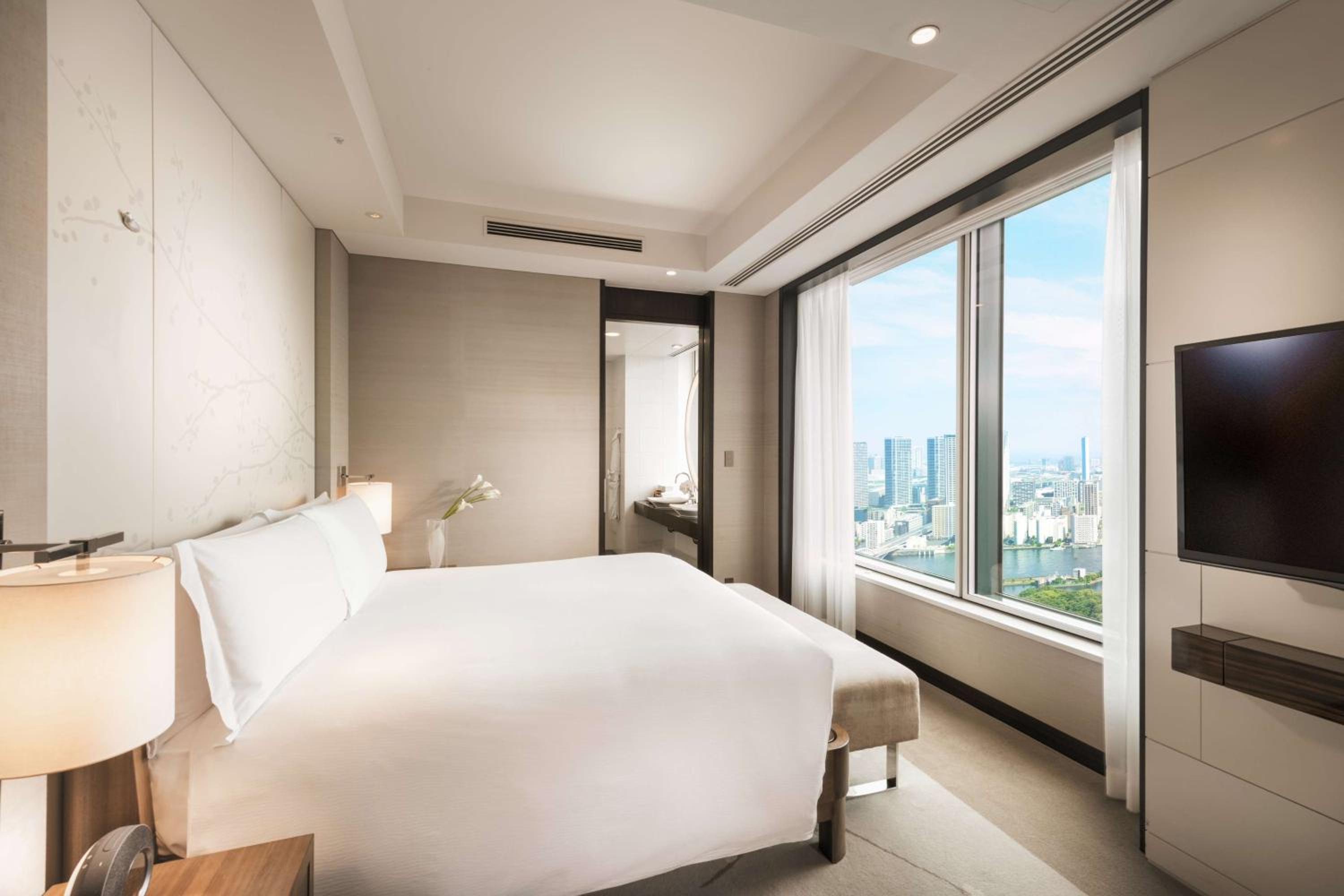 Corner City King Suite