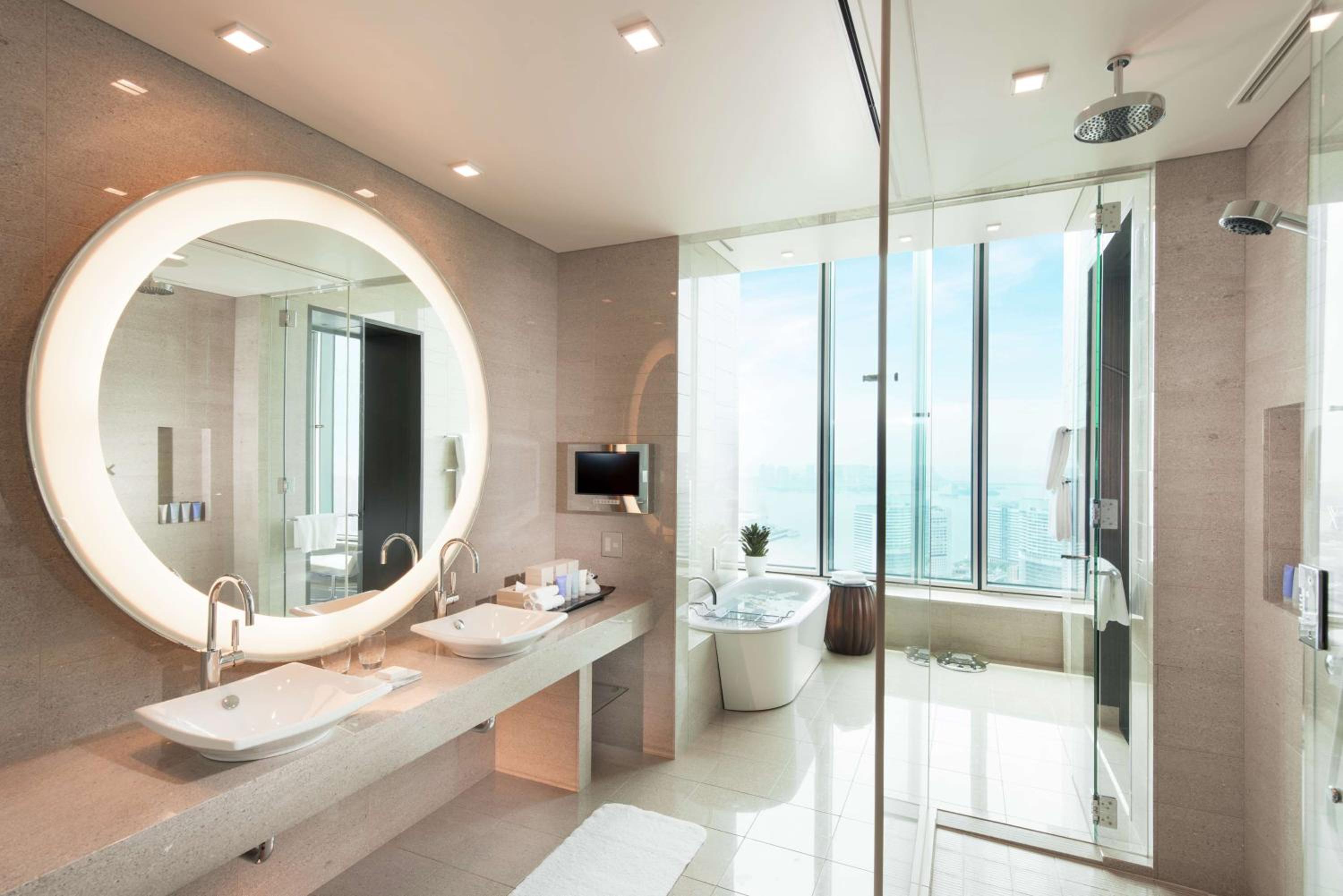 Deluxe King Suite with Bay View - Photo 9