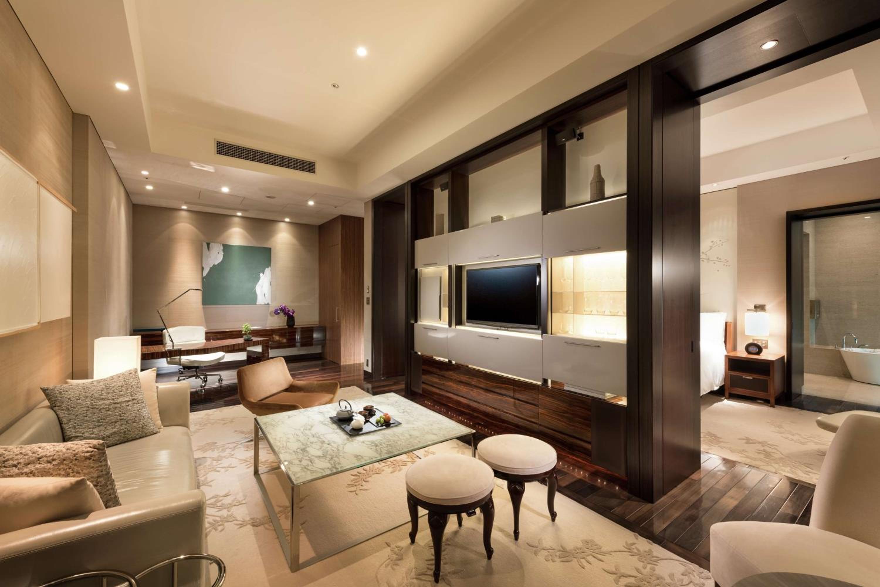 Deluxe King Suite with Bay View thumbnail 5