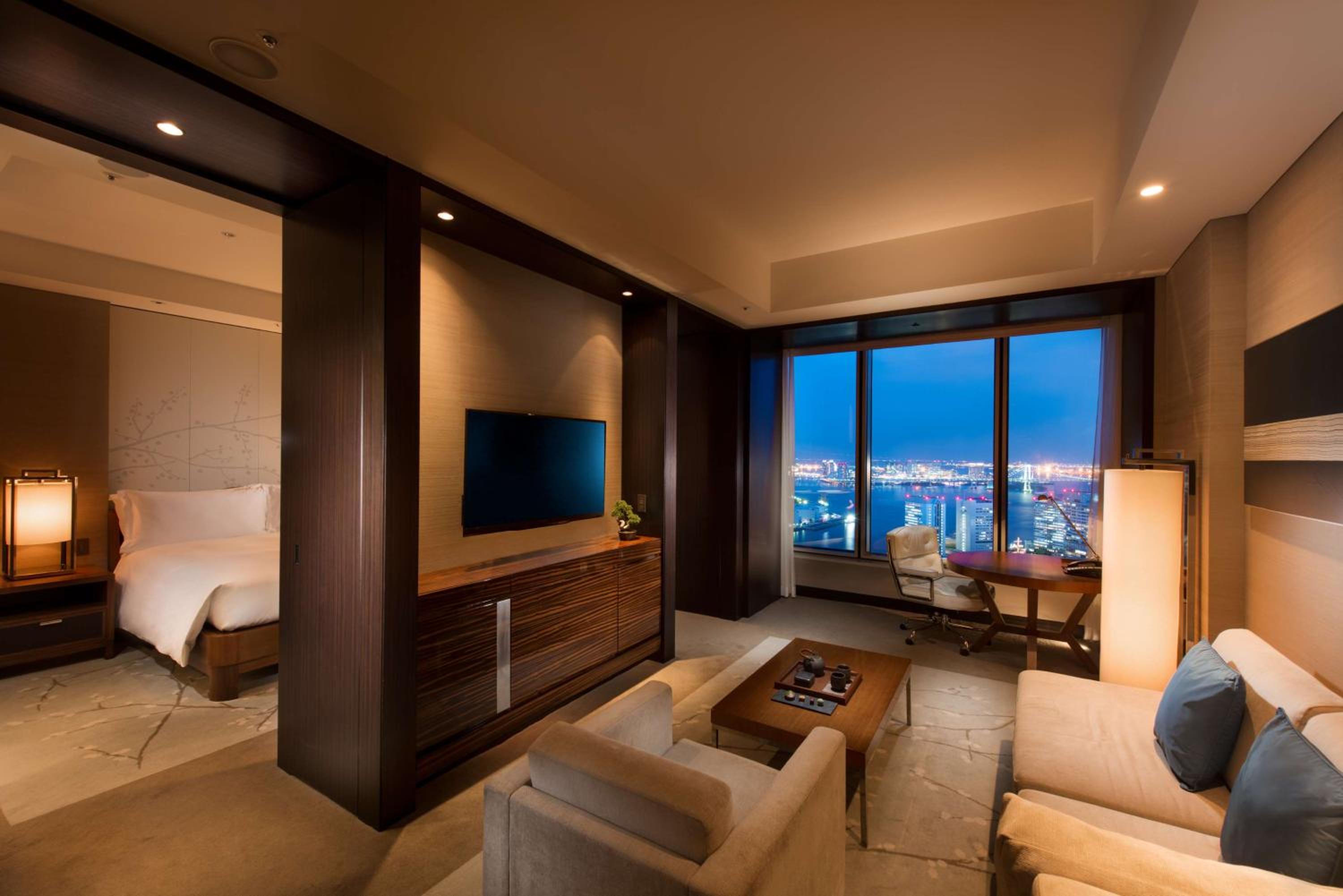 Corner King Suite with Bay View