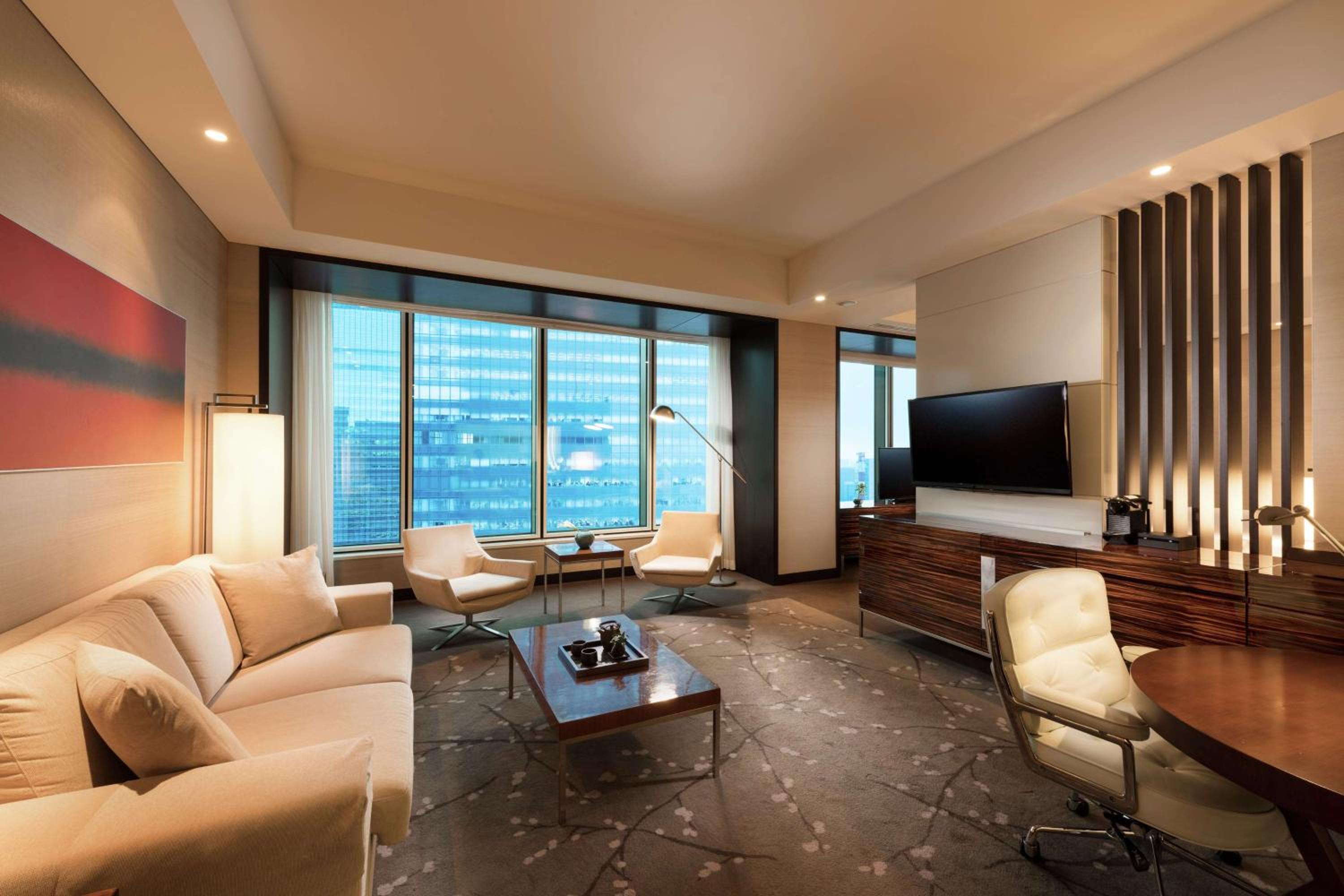 Corner Twin Suite with City View thumbnail 5