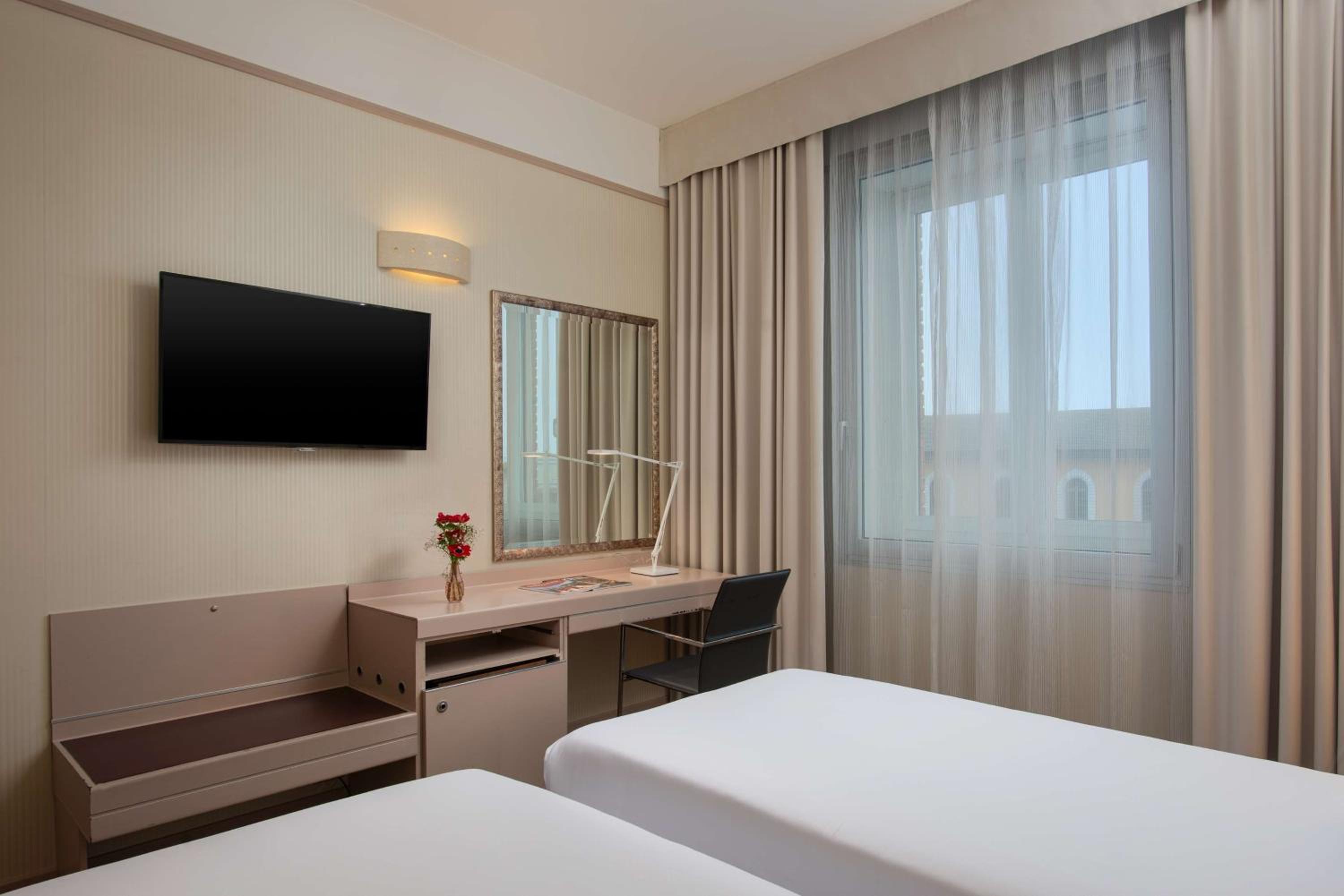 Standard Double Or Twin Room Free Parking - Photo 2