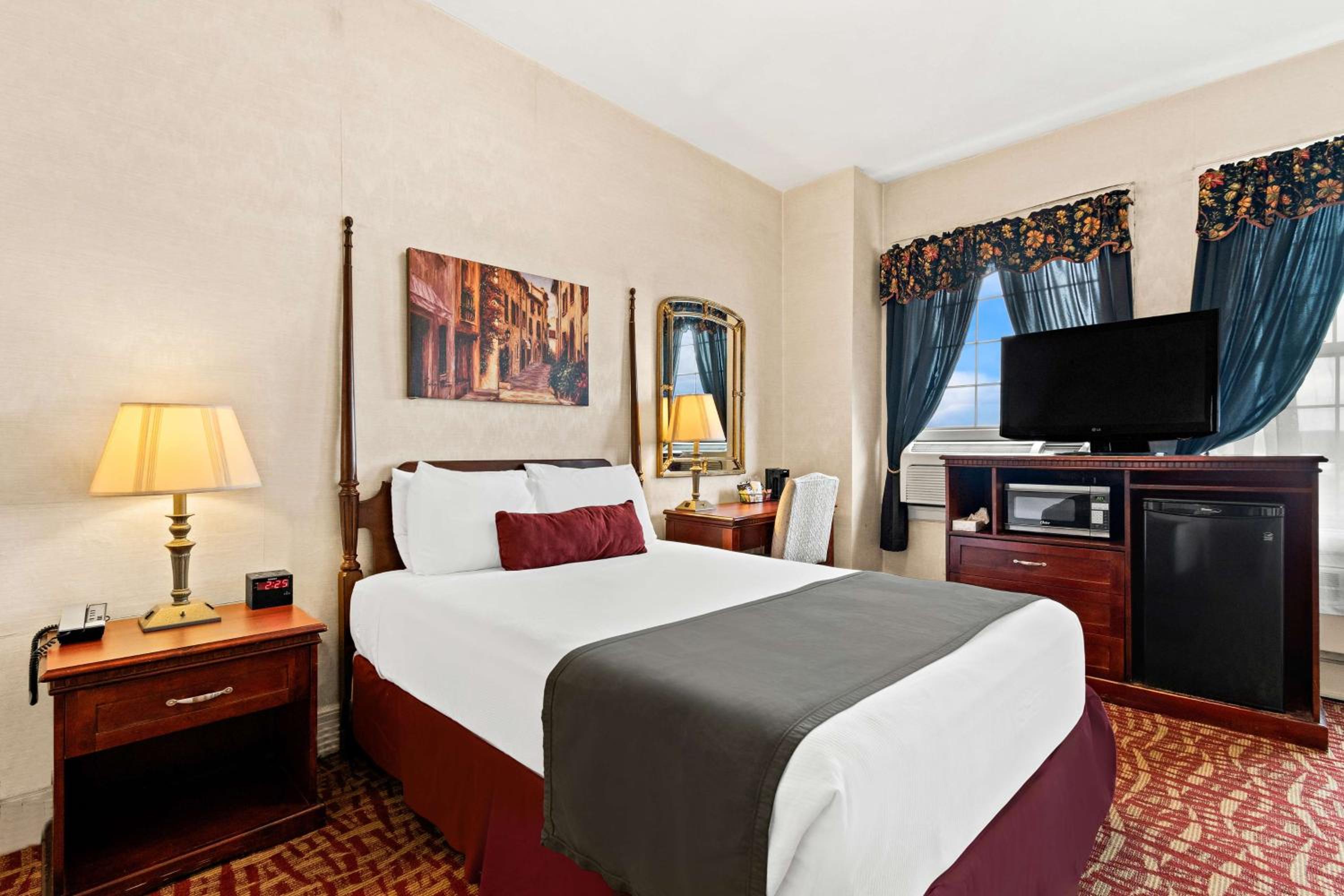 Room with One King and One Double Bed - Non-Smoking