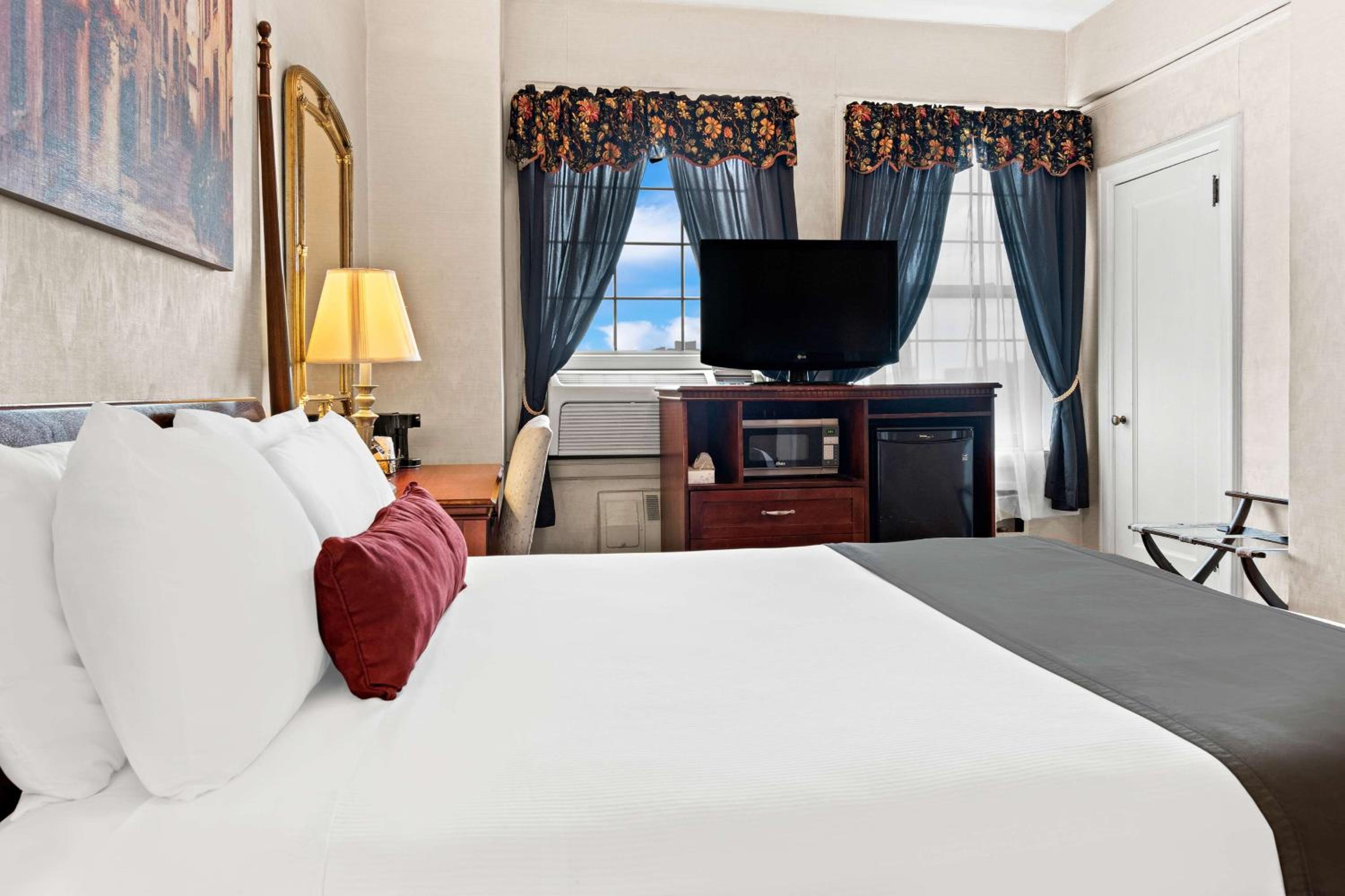 Queen suite with Kitchenette - Non-Smoking