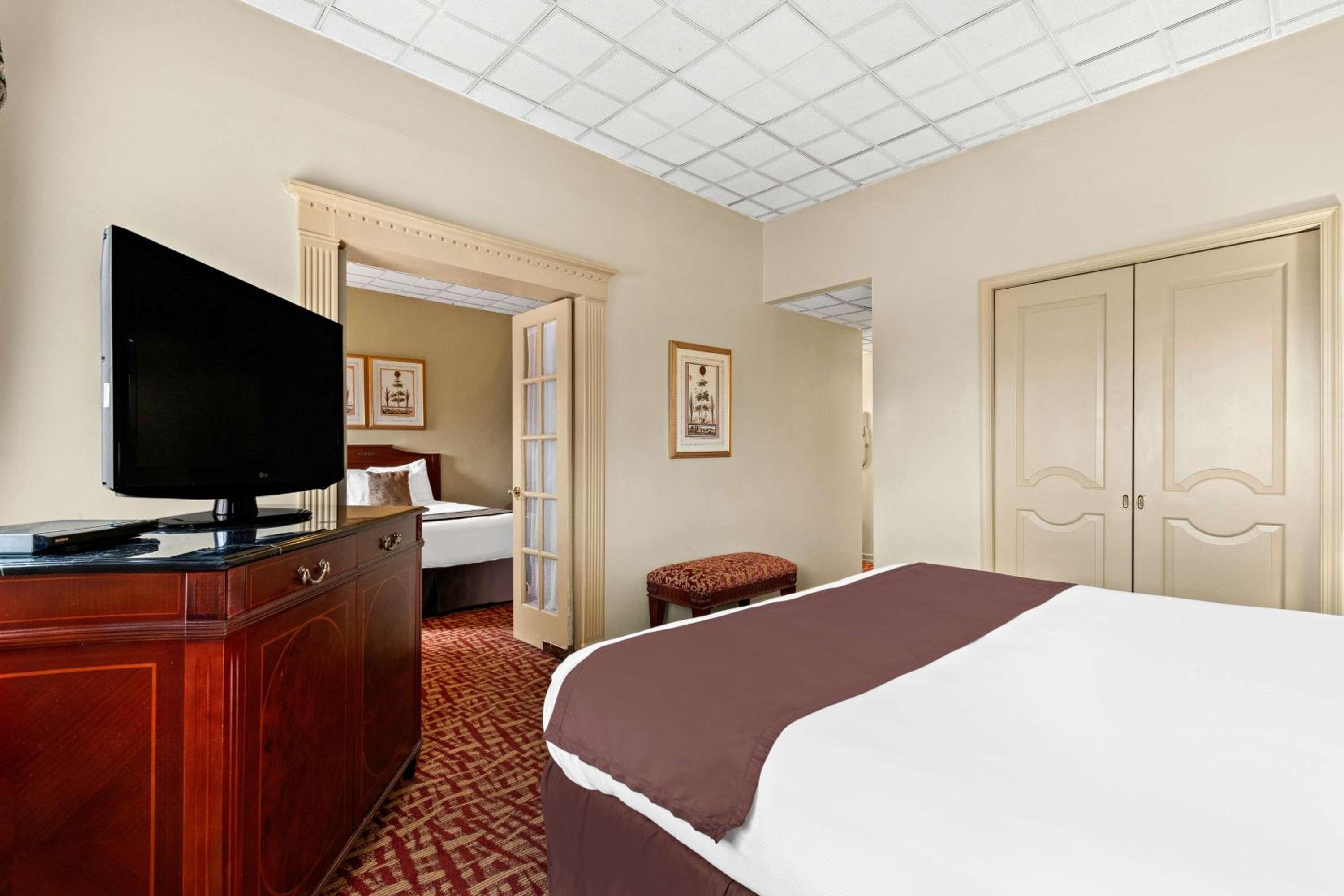 Suite with One King and One Double Bed - Non-Smoking