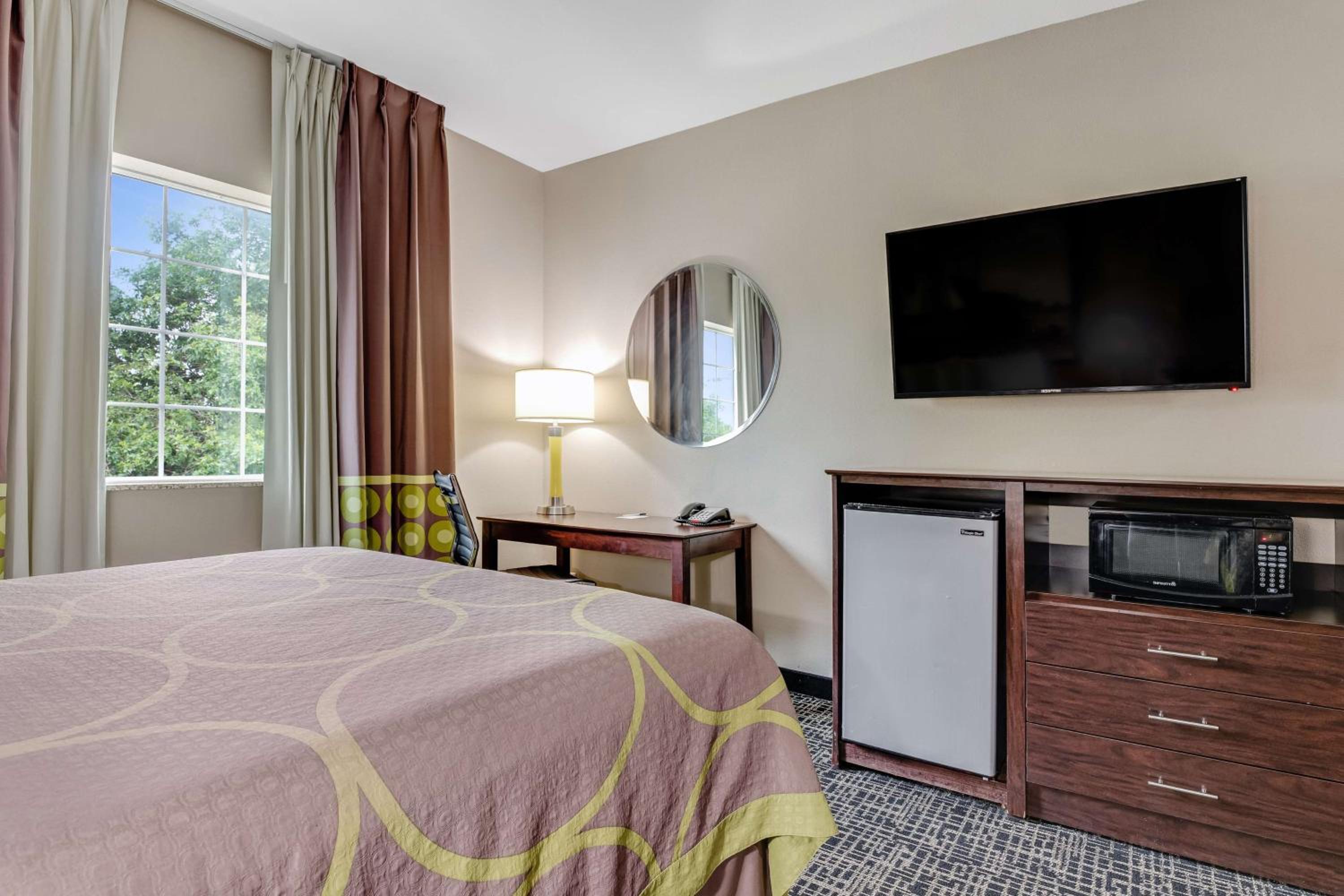 Deluxe Queen Suite with Two Queen Rooms with Kitchenette photo 2