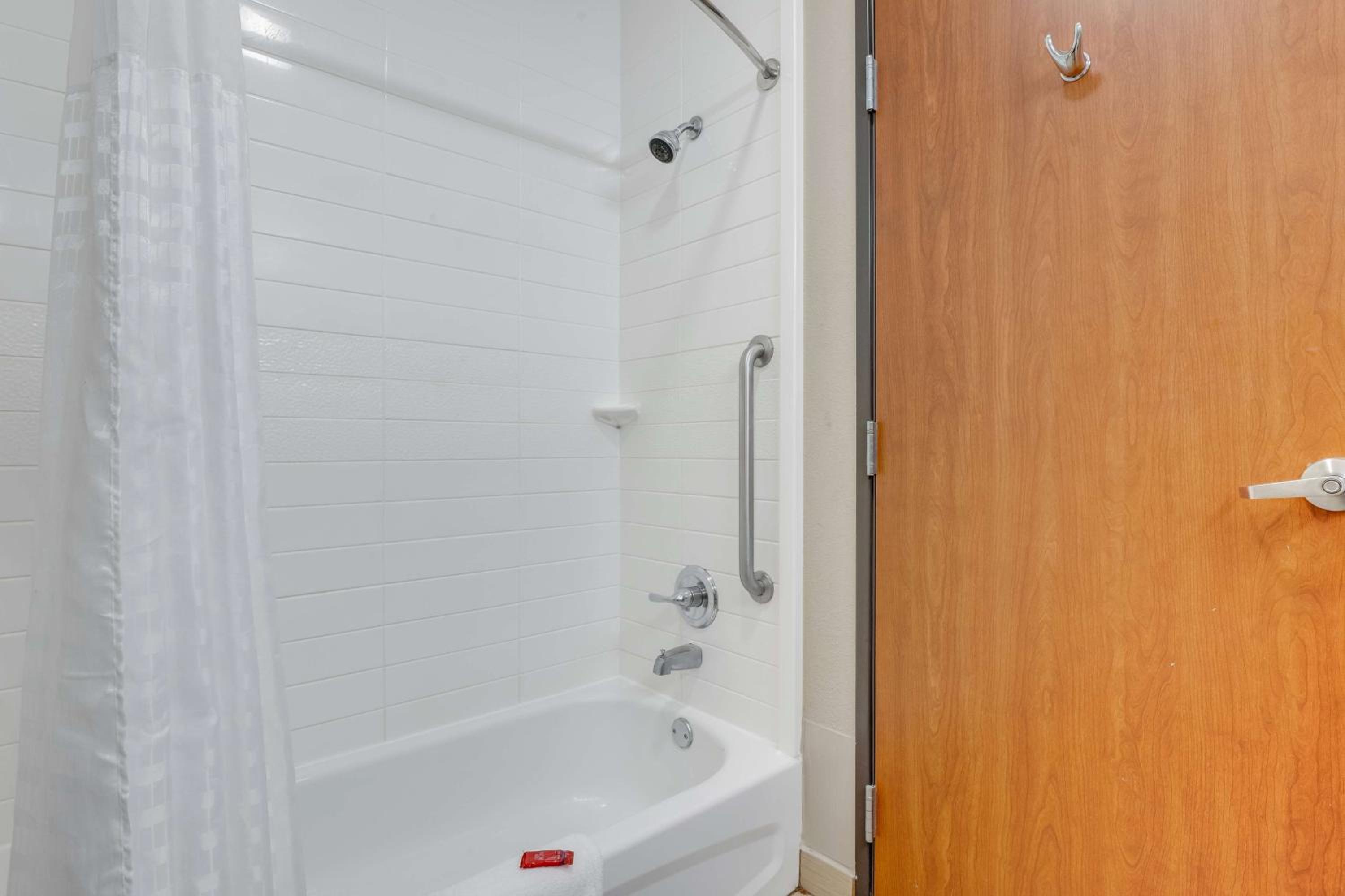 Deluxe Queen Suite with Two Queen Rooms with Kitchenette