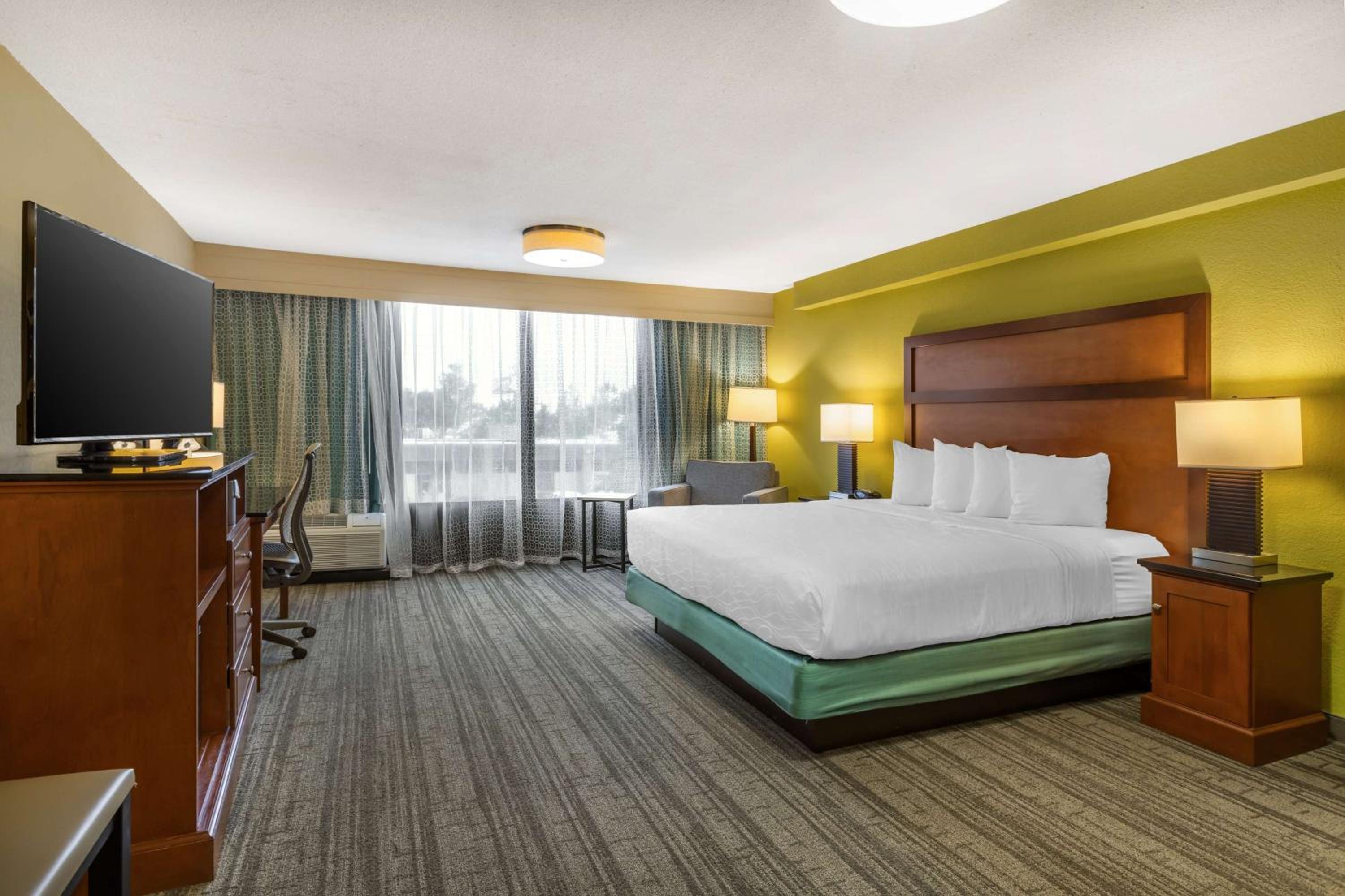 King Room with Sofa Bed - Photo 4