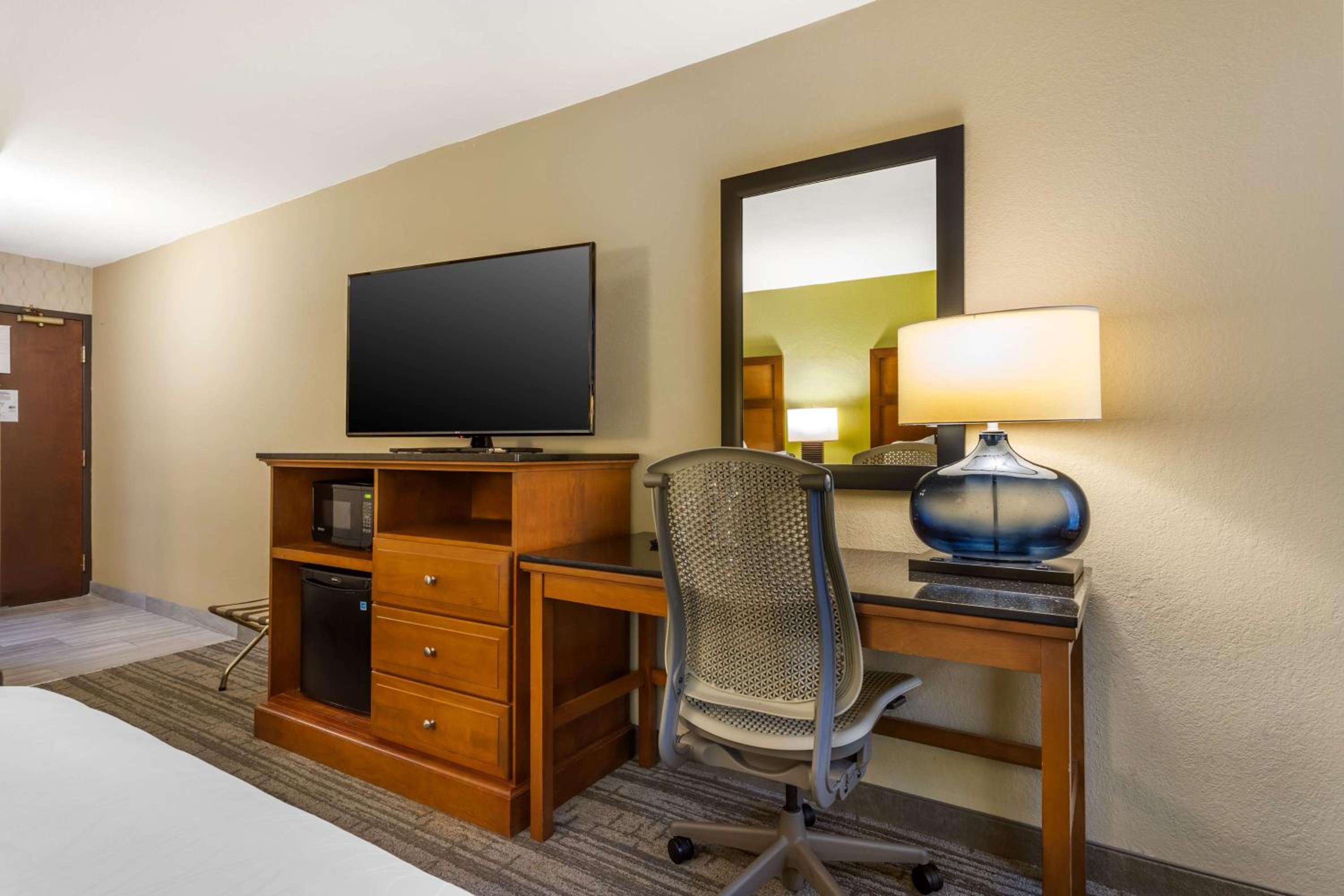 Queen Room with Two Queen Beds - Photo 3