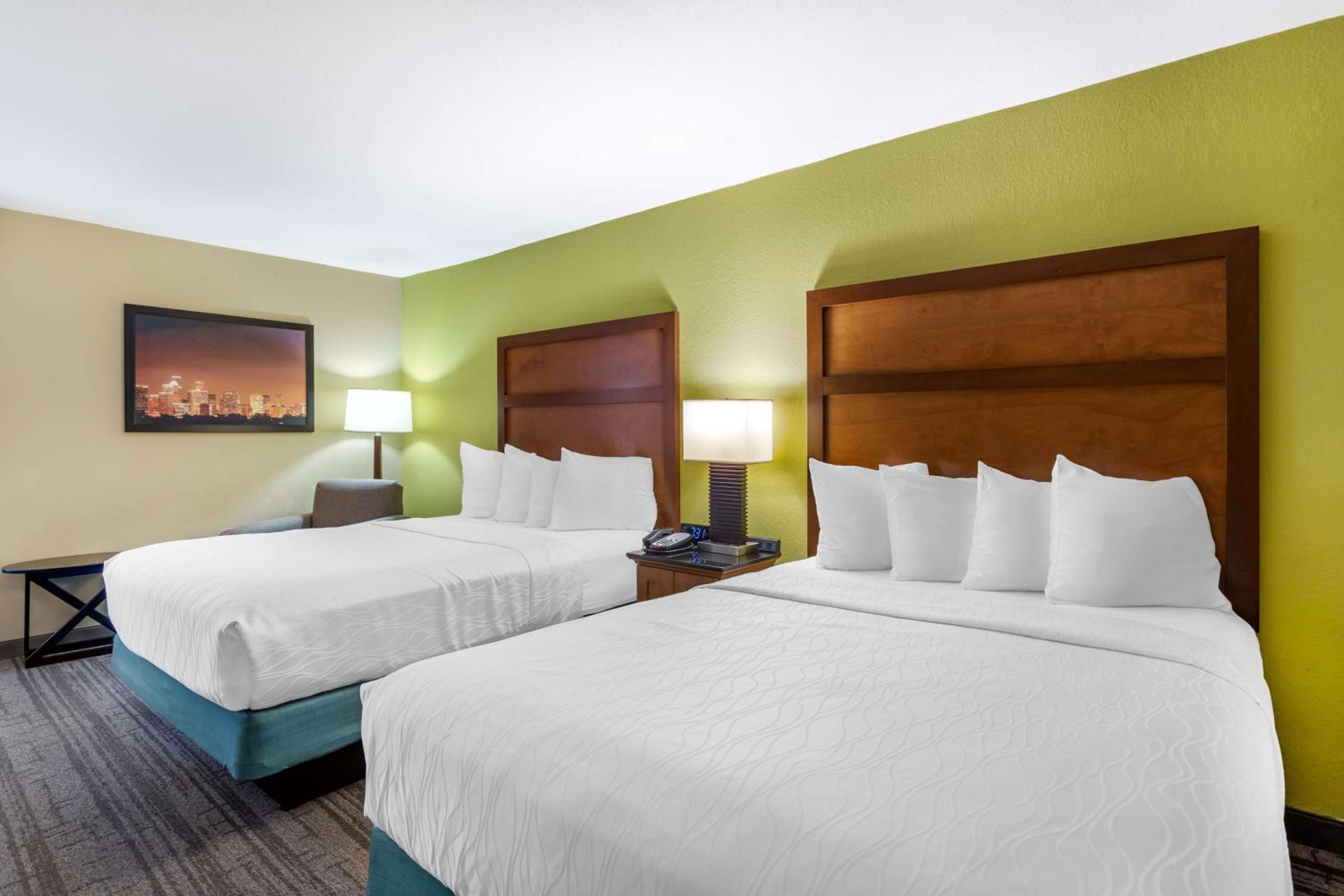 Queen Room with Two Queen Beds - Photo 4