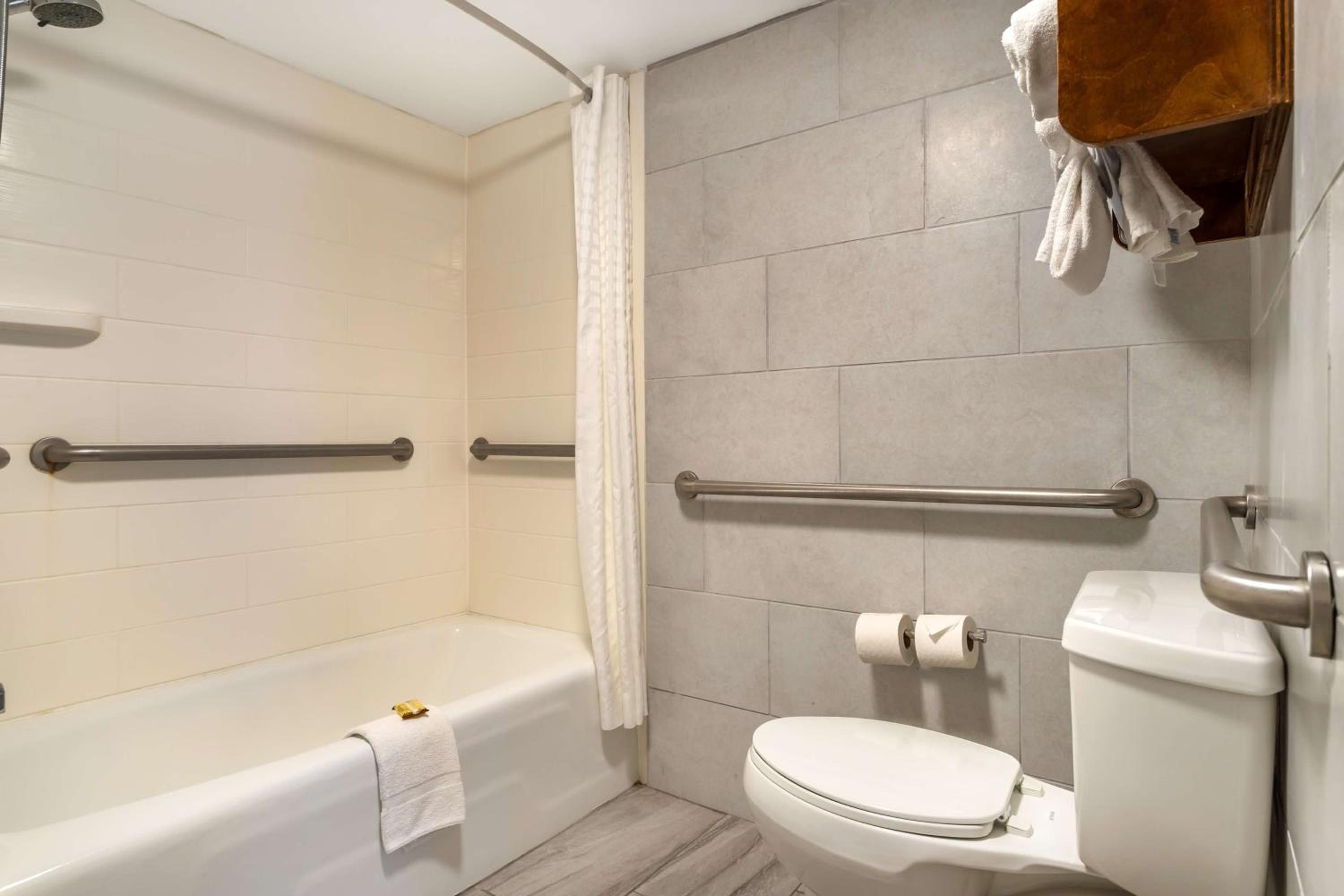 Queen Room with Two Queen Beds and Bath Tub - Disability Access - Photo 3