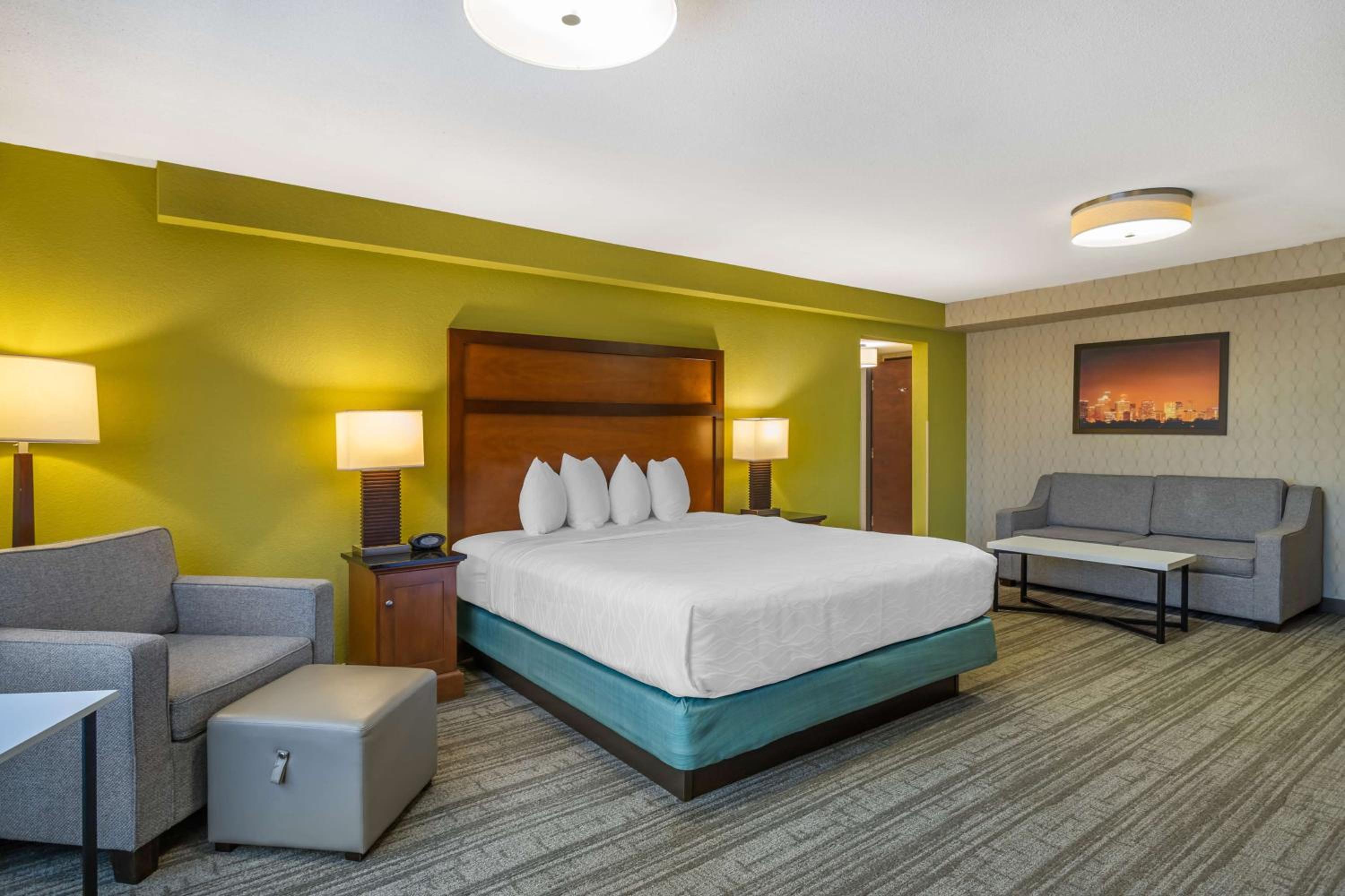 King Room with Sofa Bed - Photo 2