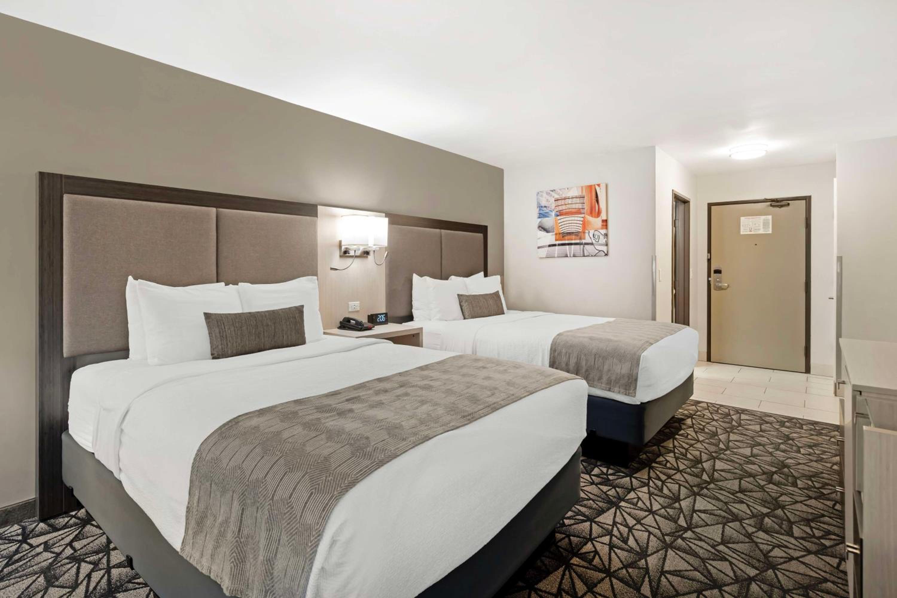 Queen Room with Two Queen Beds and Mobility Accessible Bathtub - Photo 2