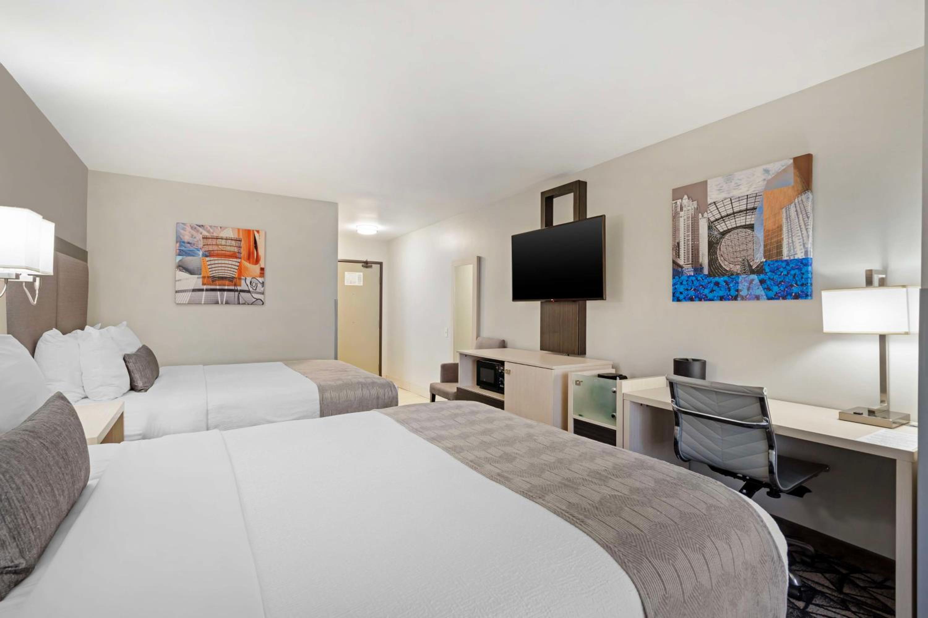 Queen Room with Two Queen Beds and Mobility Accessible Bathtub - Photo 4