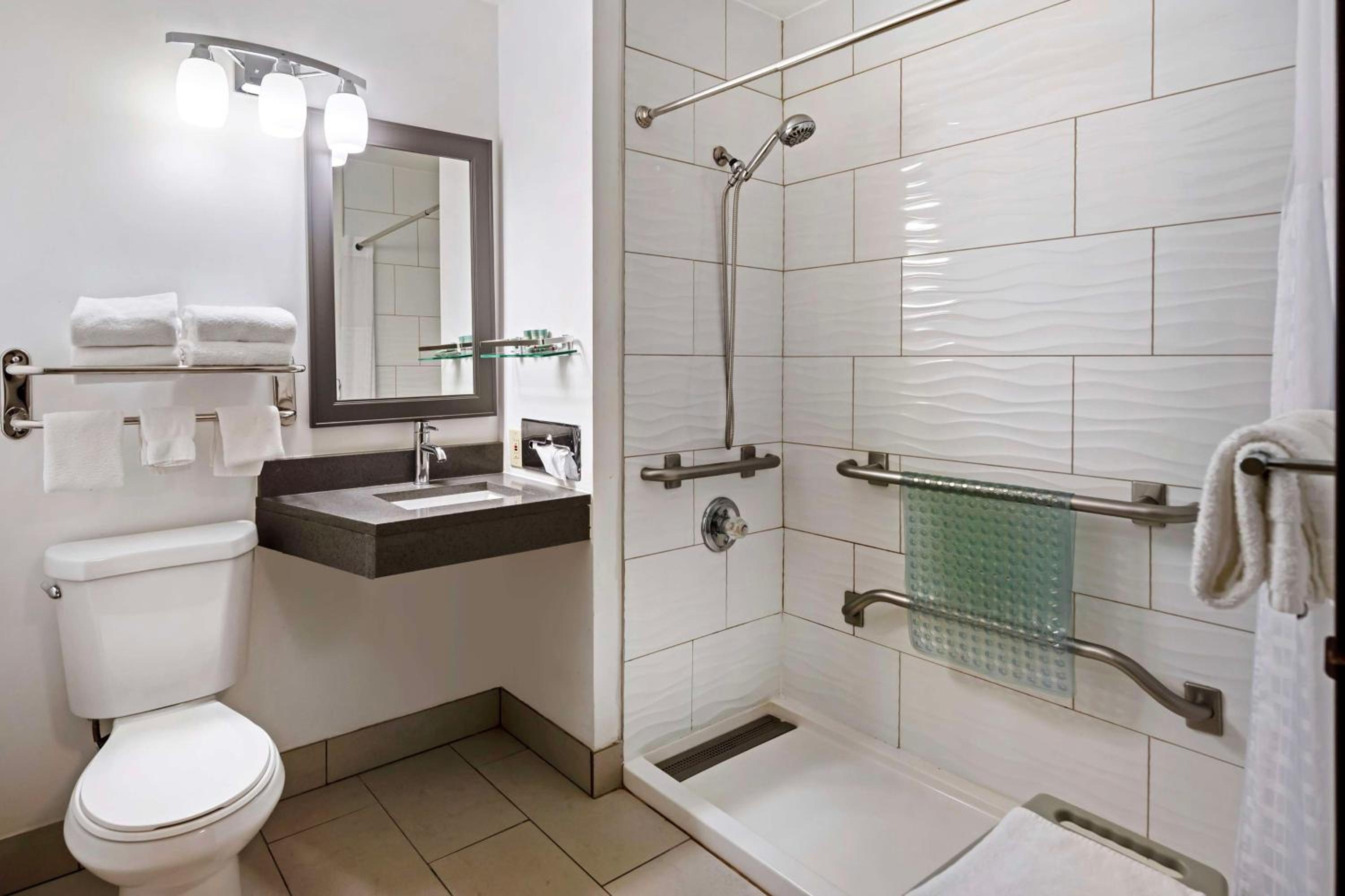 Queen Room with Two Queen Beds and Mobility Accessible Bathtub - Photo 3