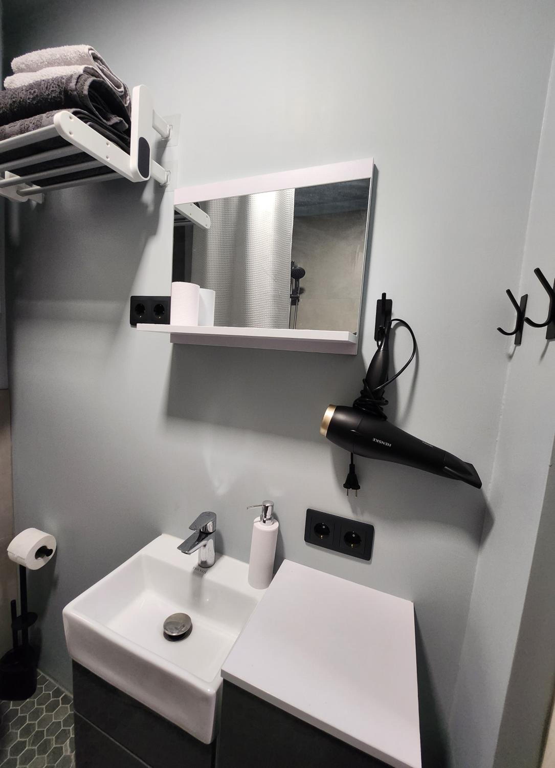 One-Bedroom Apartment photo 2