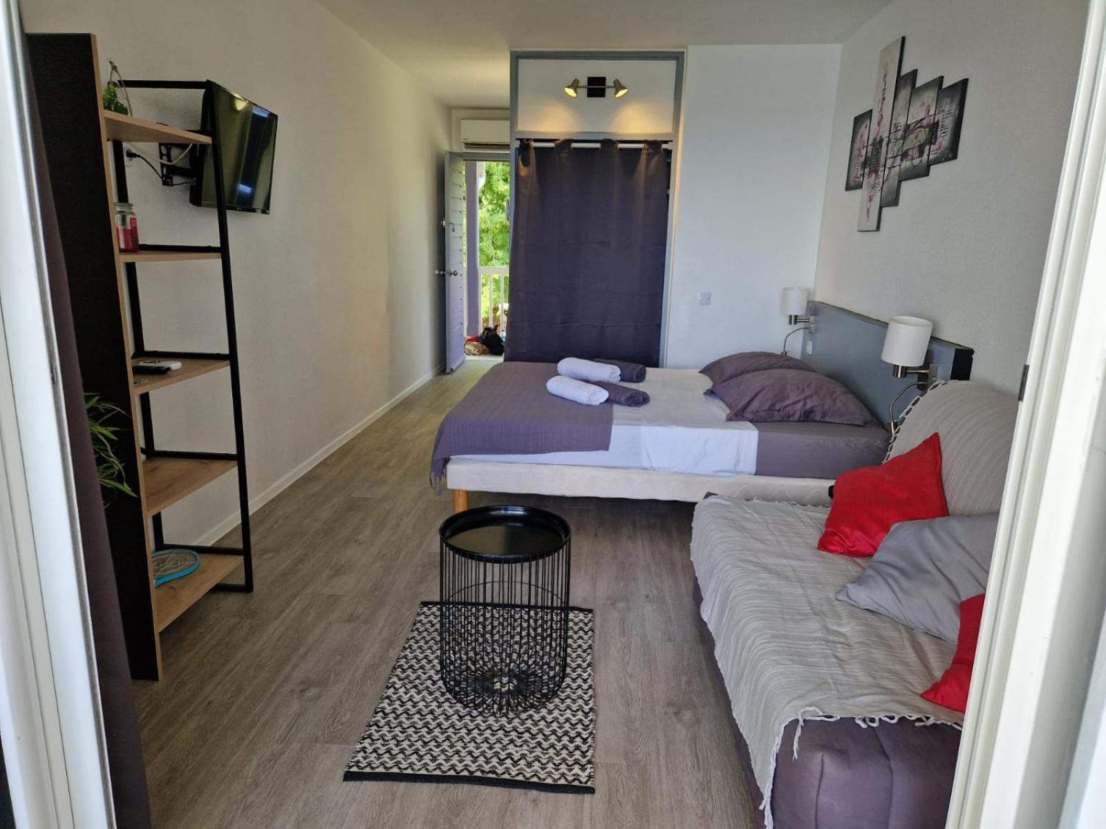 One-Bedroom Apartment photo 1