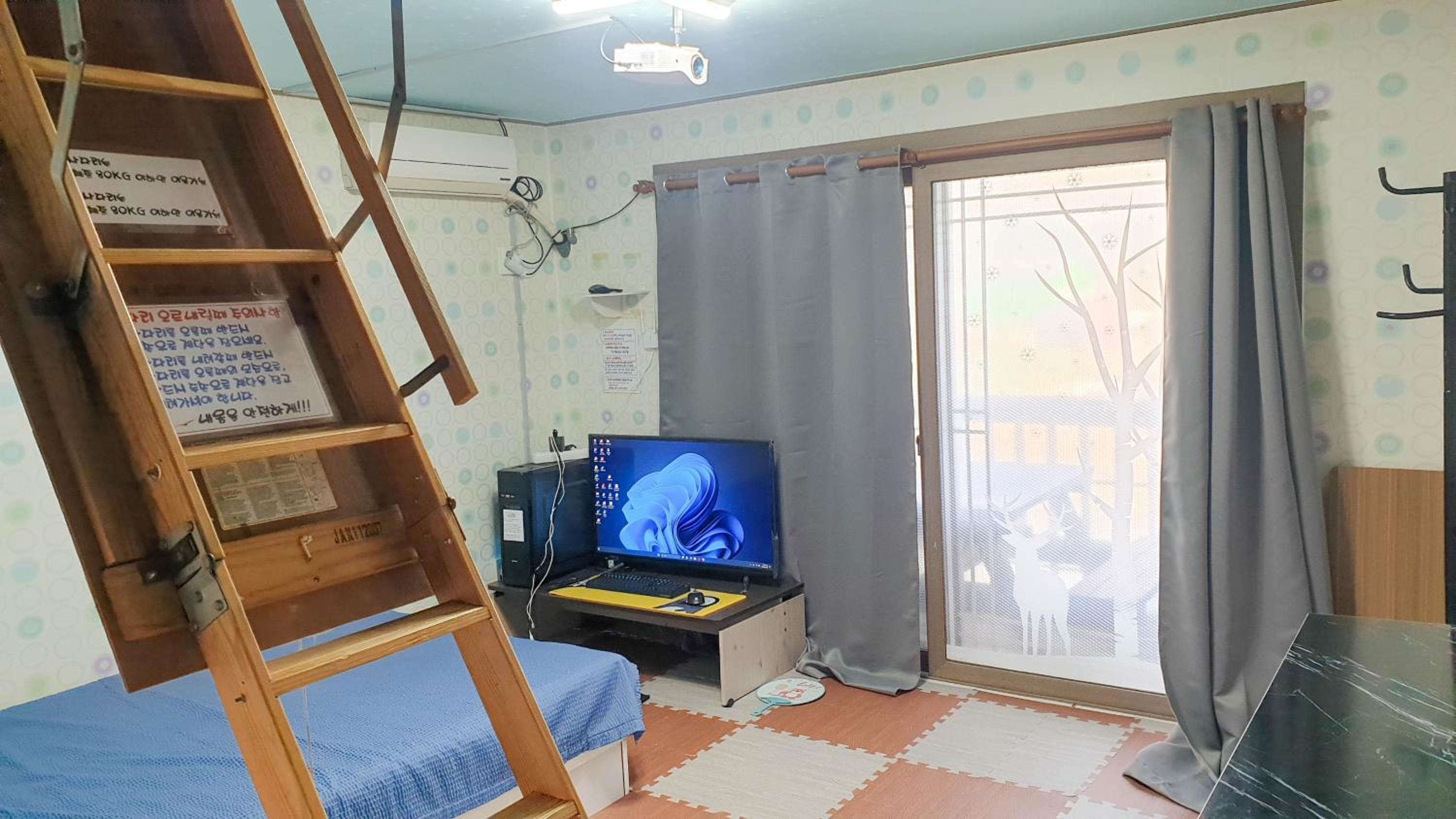 King Room with Balcony - Photo 12