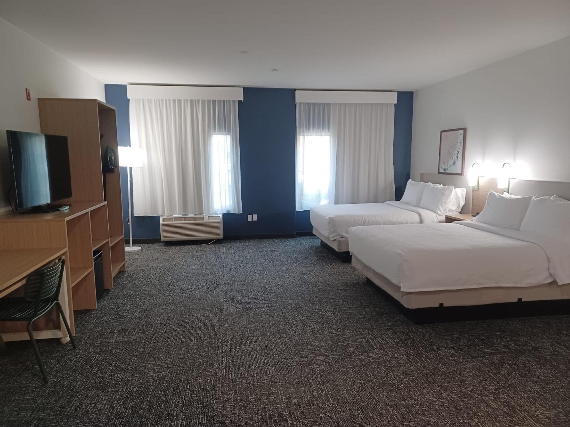 Queen Room with Two Queen Beds photo 2