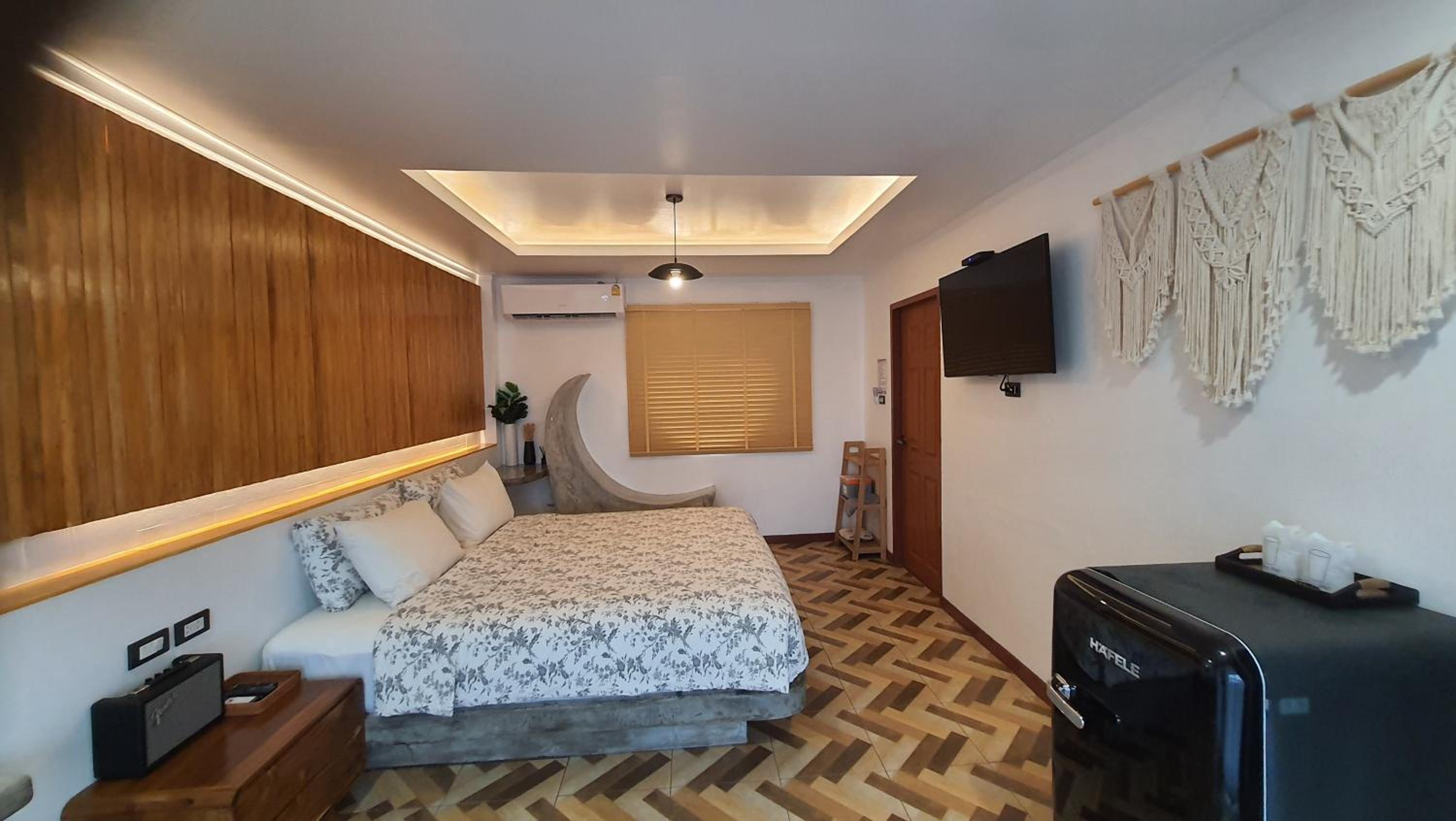 Suite with Hot Tub - Photo 3