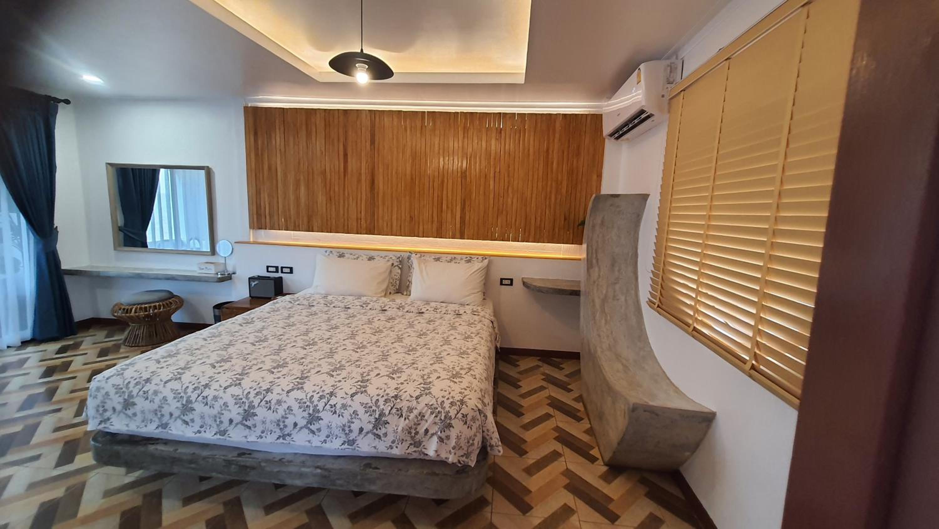 Suite with Hot Tub - Photo 6