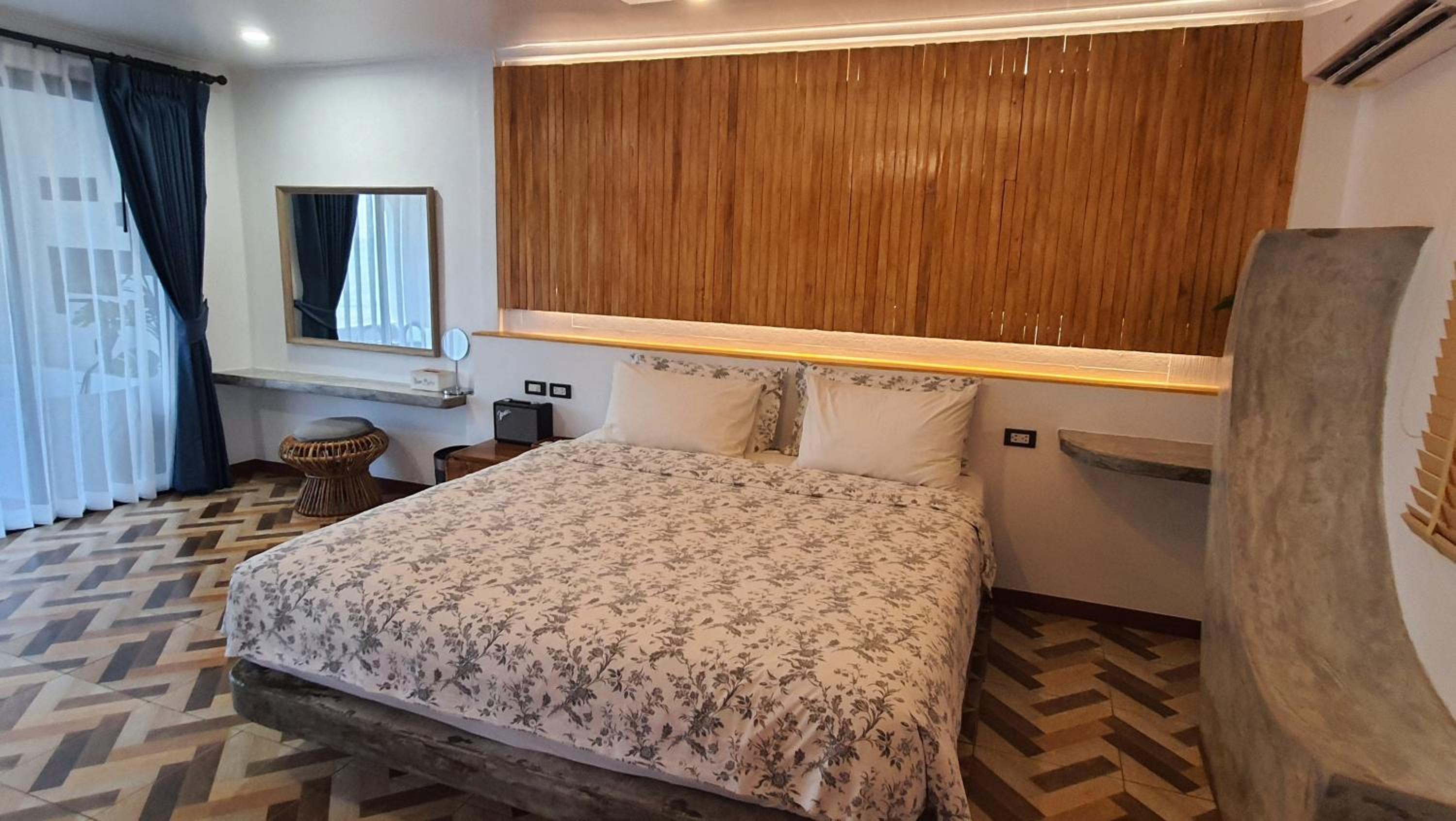 Suite with Hot Tub - Photo 4