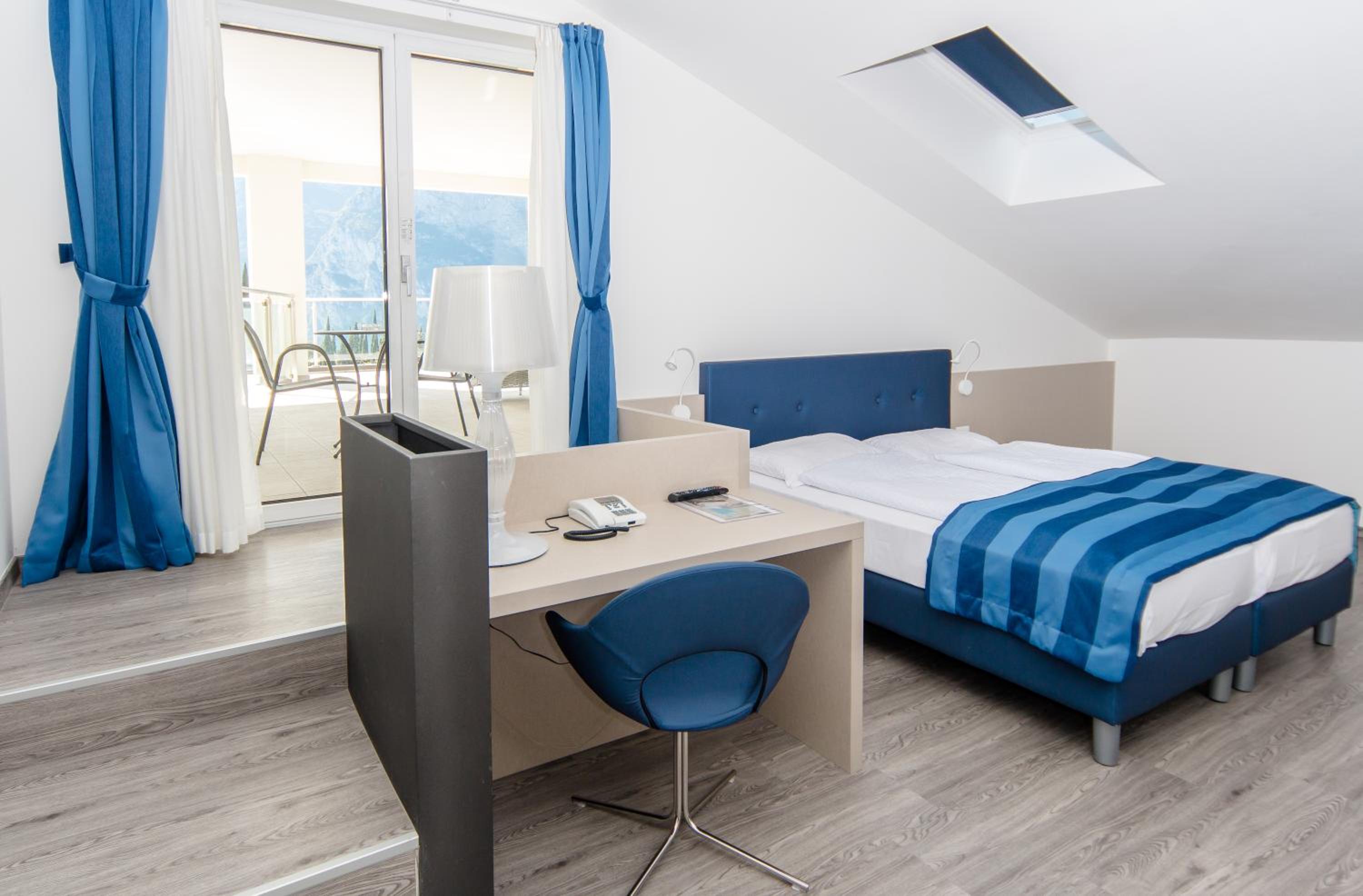 Deluxe King Room with Terrace and Lake View photo 3