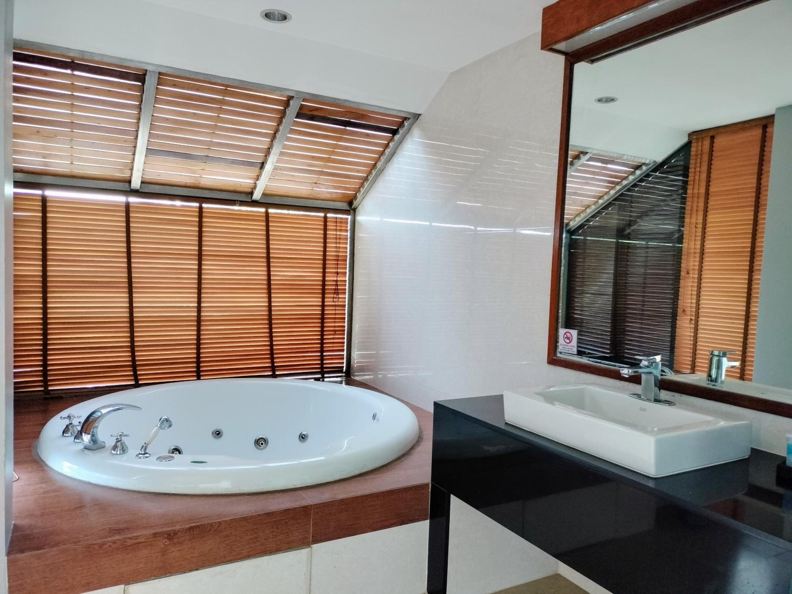 Seaside Deluxe Suite with Jacuzzi  photo 3