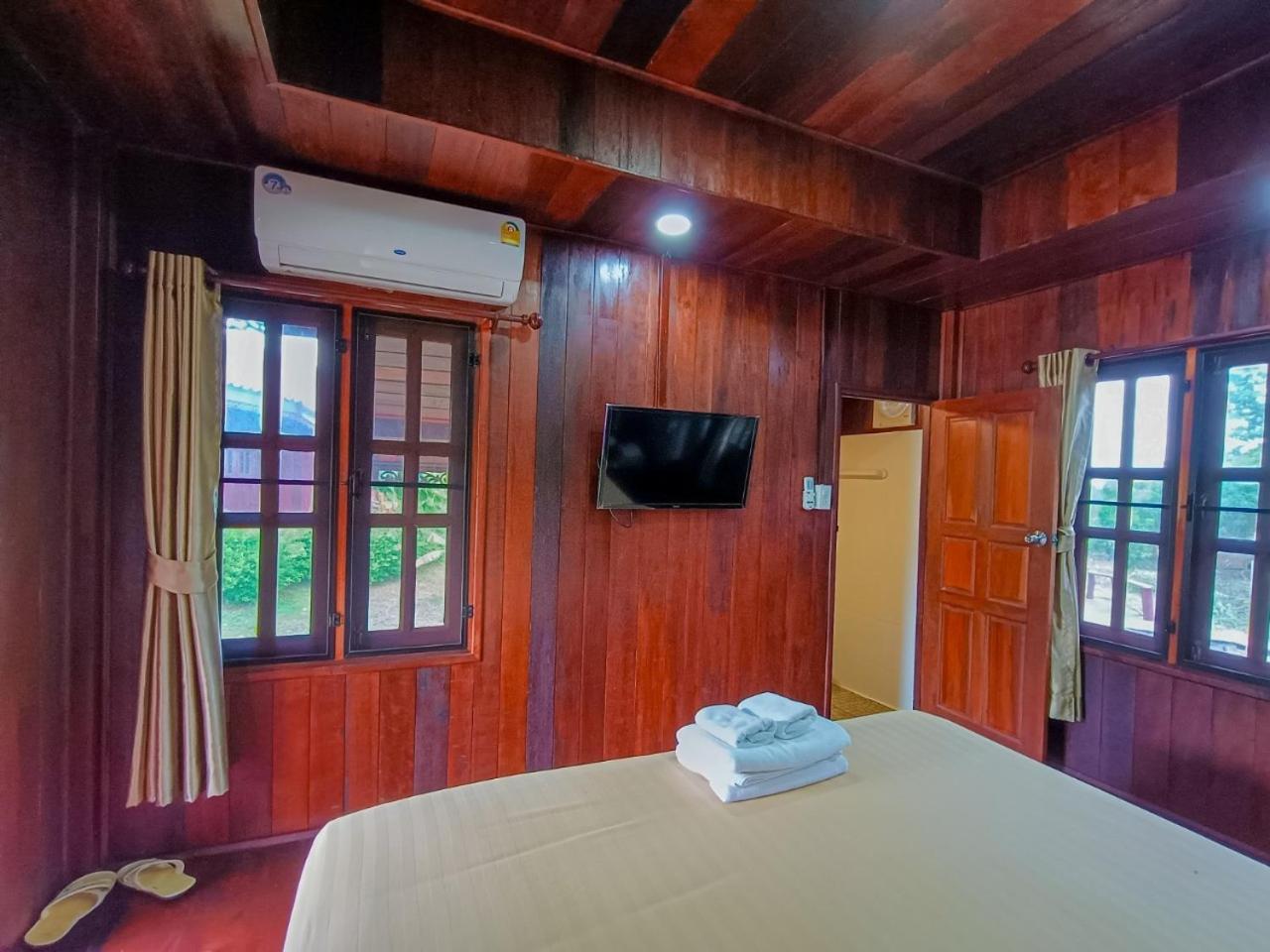 Queen Room with Garden View - Photo 8