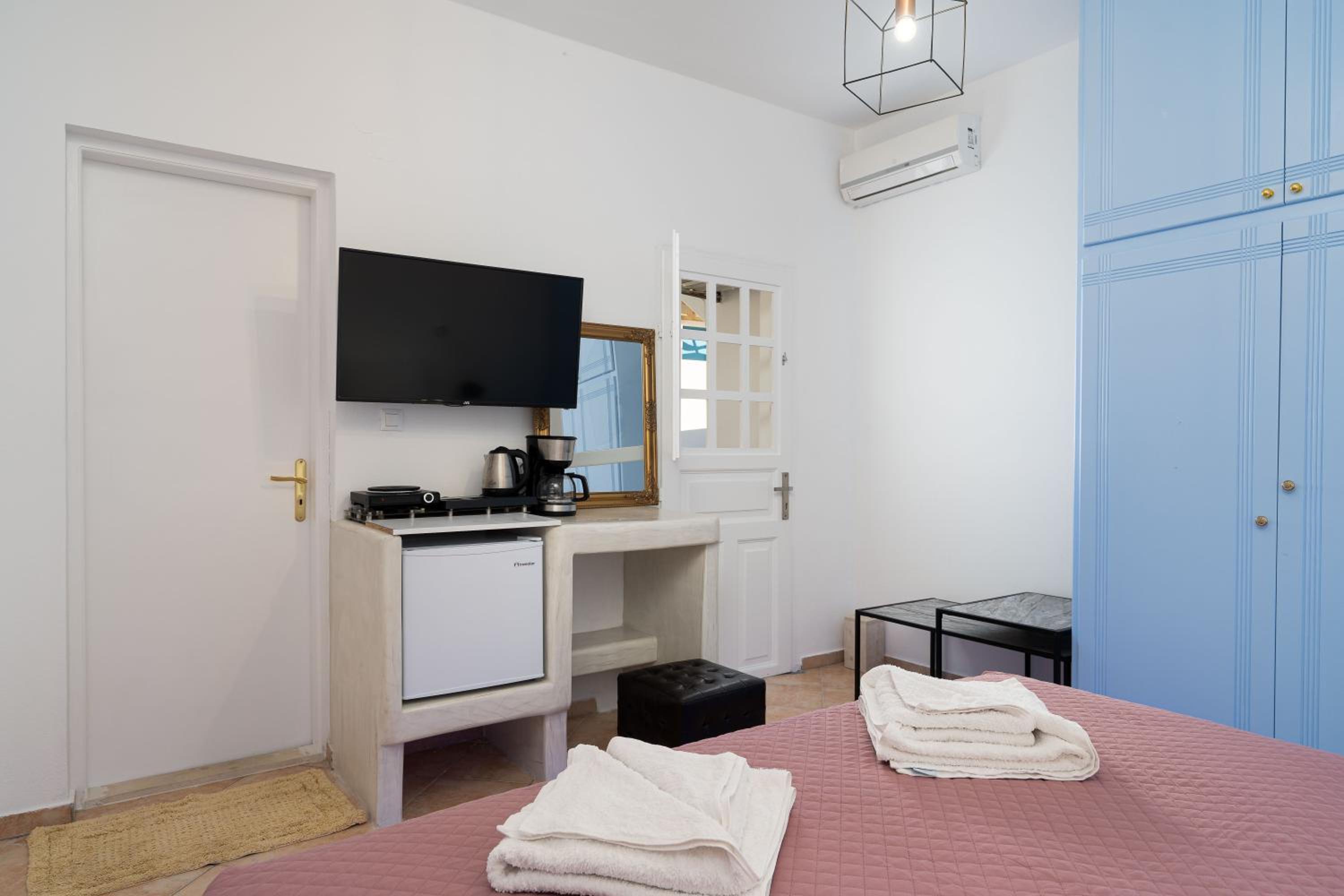 One-Bedroom Apartment - Photo 1