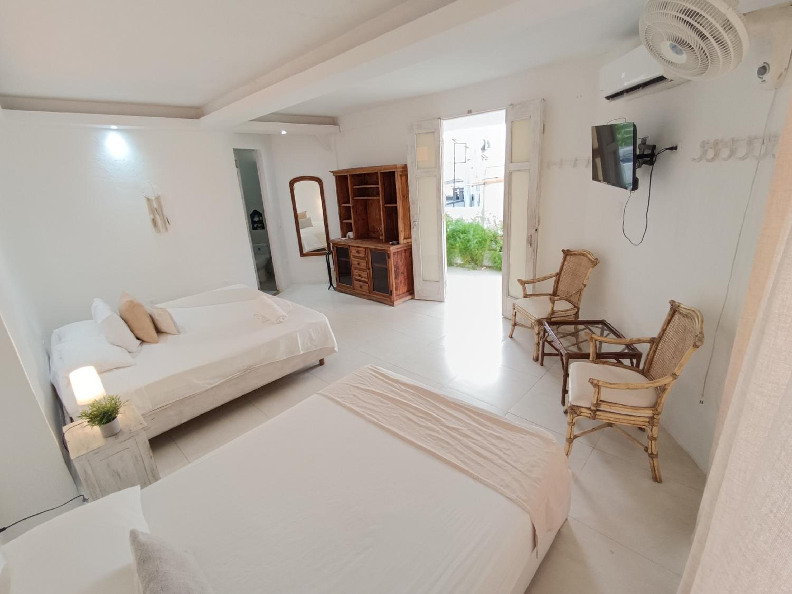 Quadruple Room with Private Bathroom photo 2