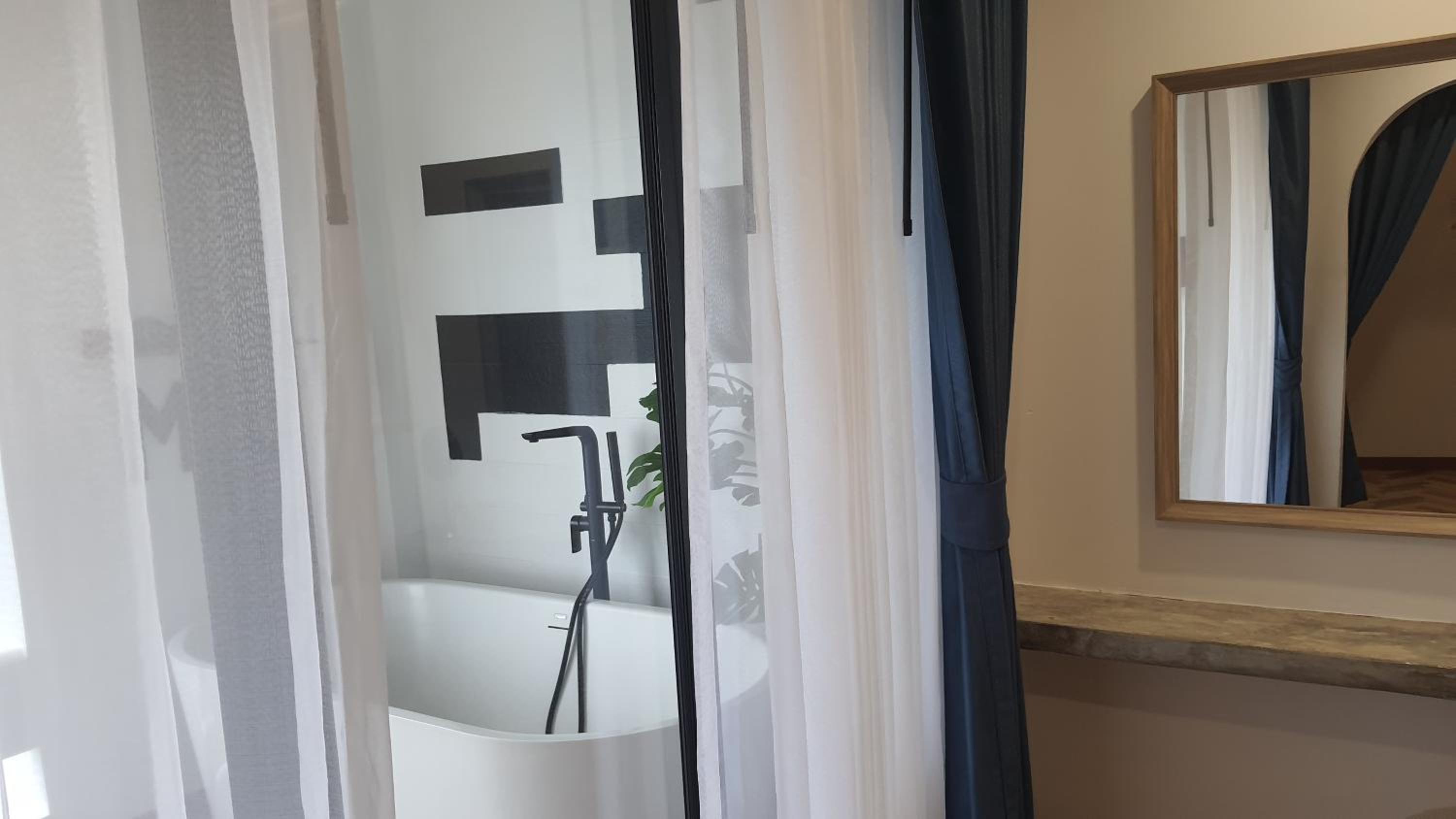 Suite with Hot Tub - Photo 8