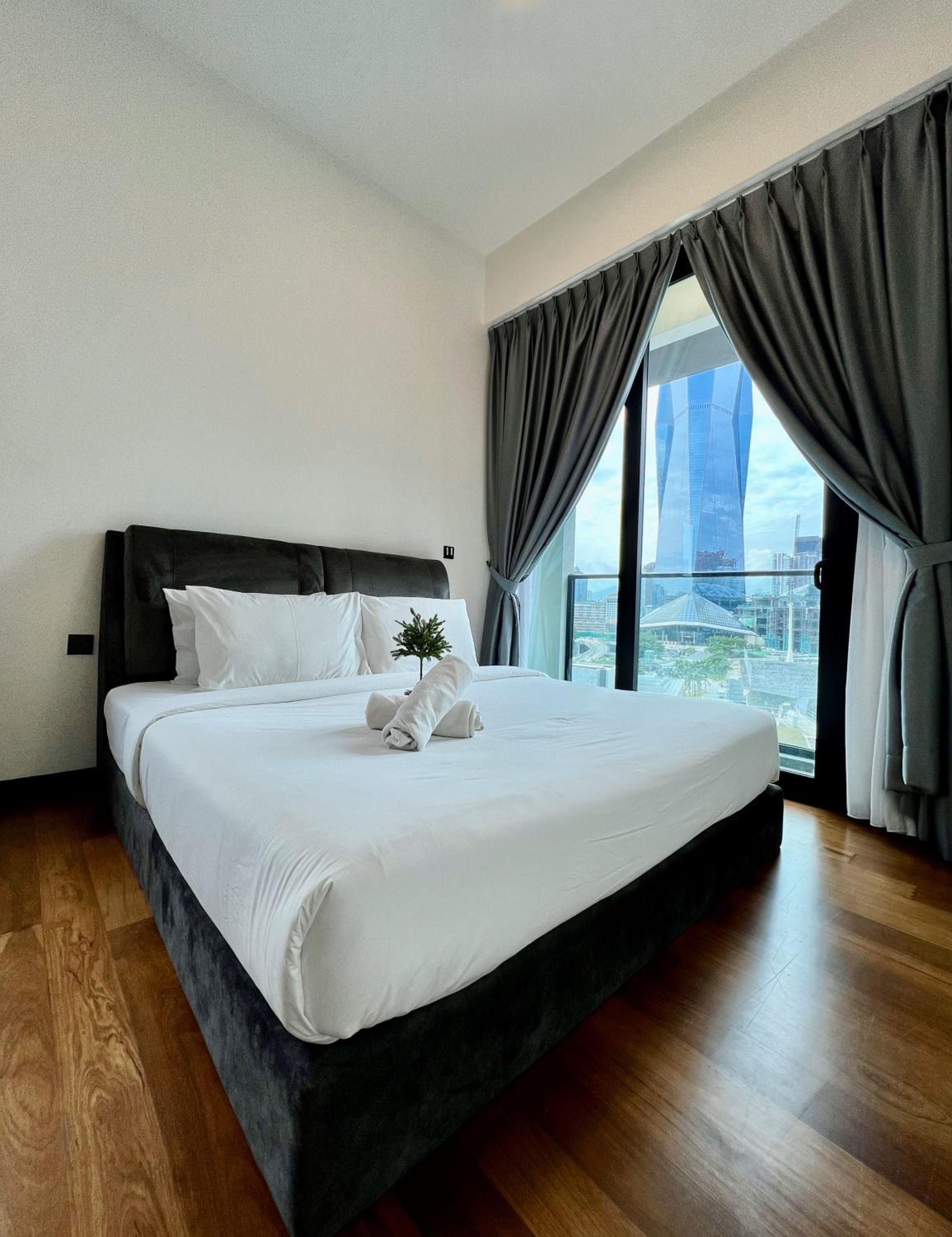 Superior 2 Bedroom Apartment Iconic Tower View