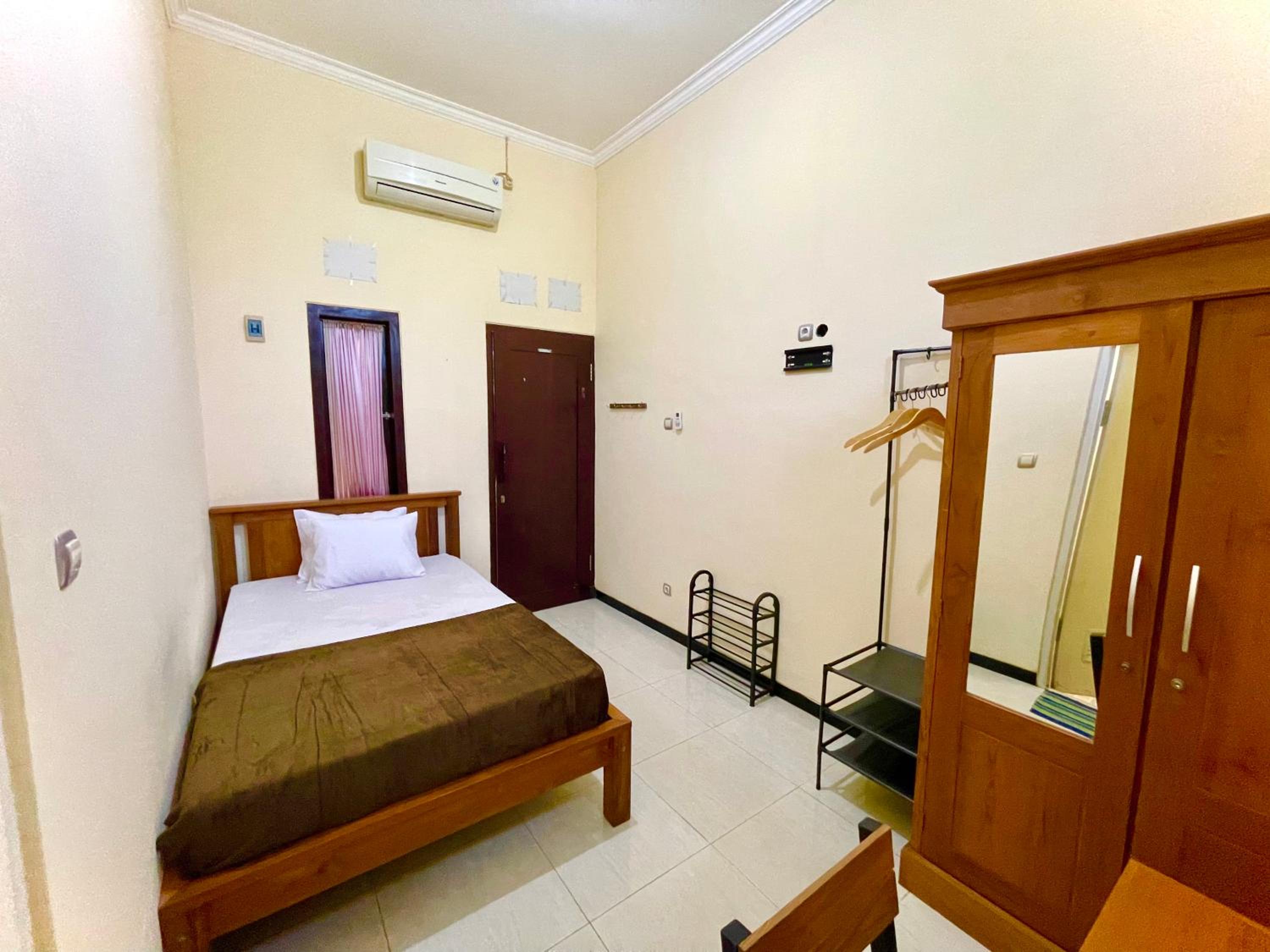 Single Room With Private Bathroom photo 1