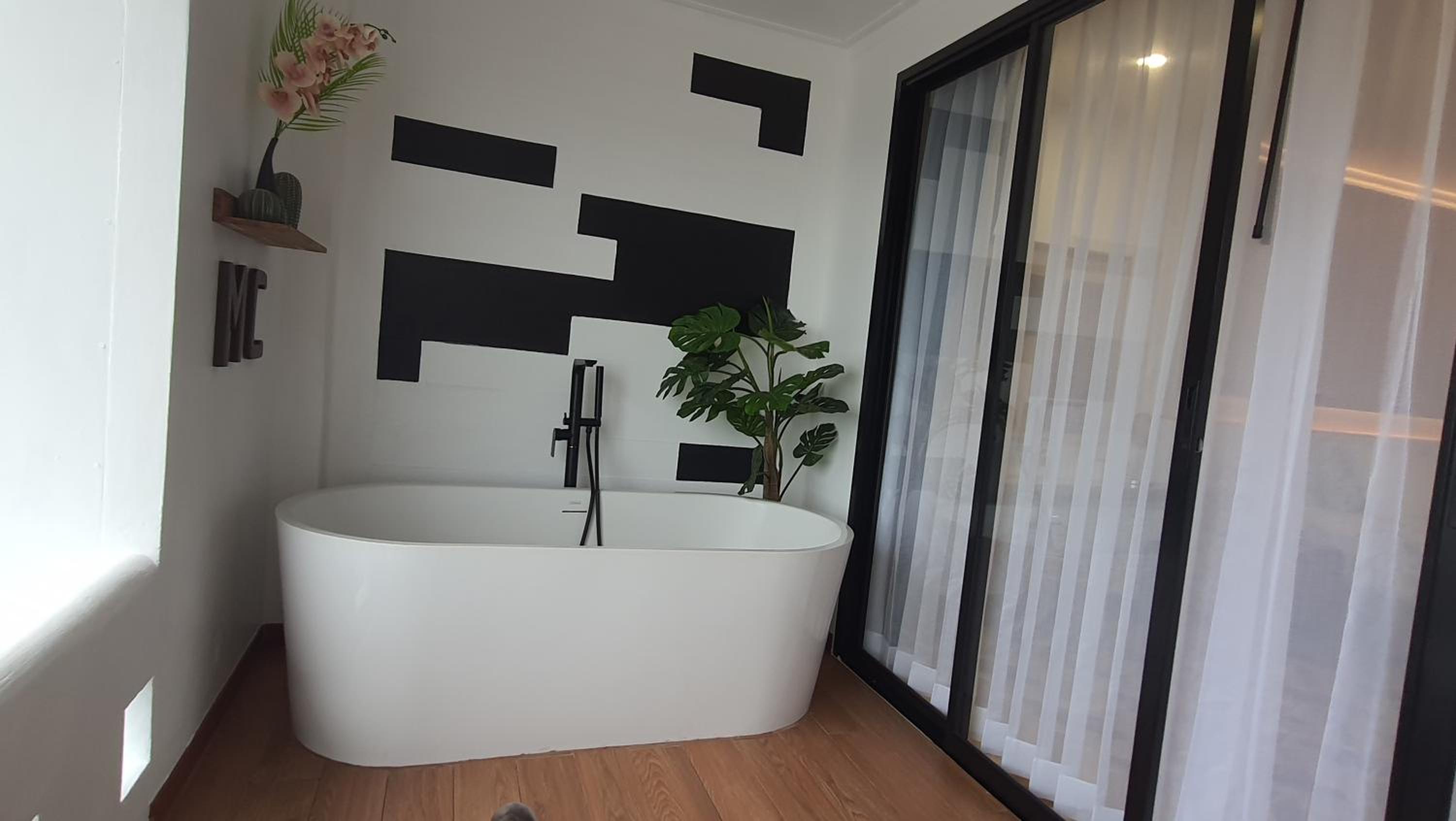 Suite with Hot Tub - Photo 9