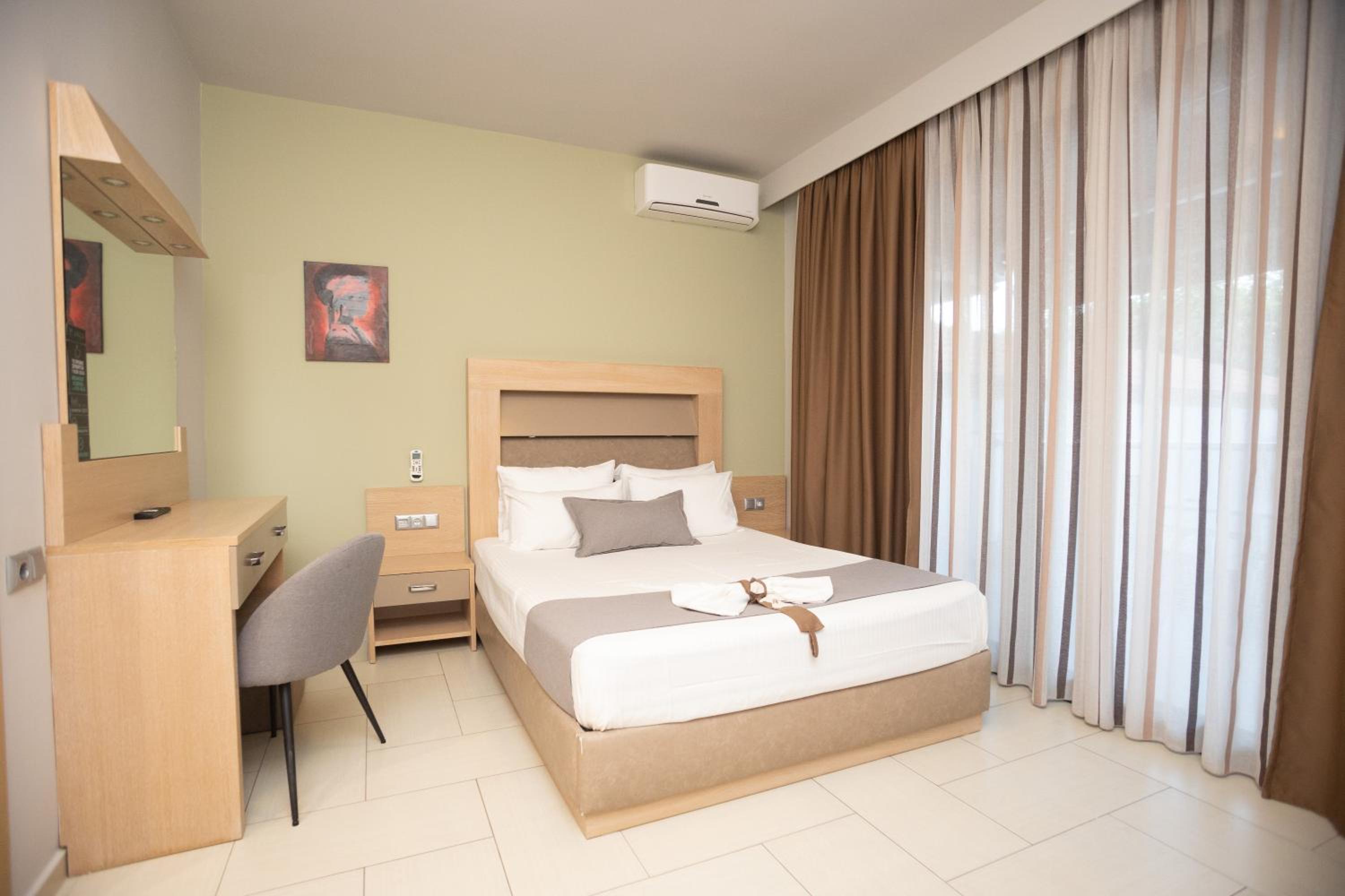 Deluxe Studio with Partial Sea View - Free Car Parking Spot - Photo 1