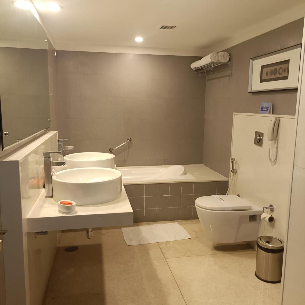 Queen Suite - Photo 2