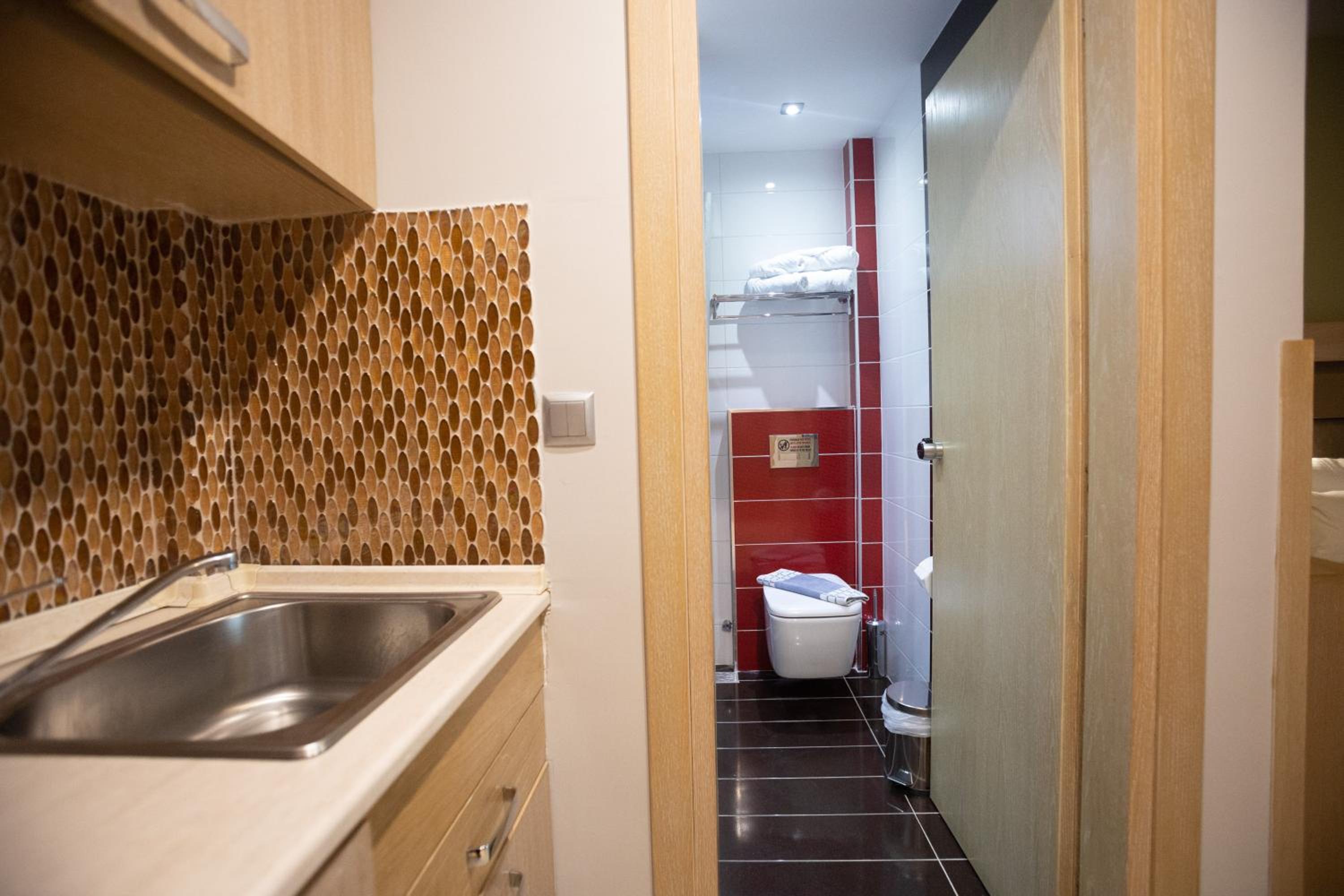 Deluxe Studio with Partial Sea View - Free Car Parking Spot - Photo 6
