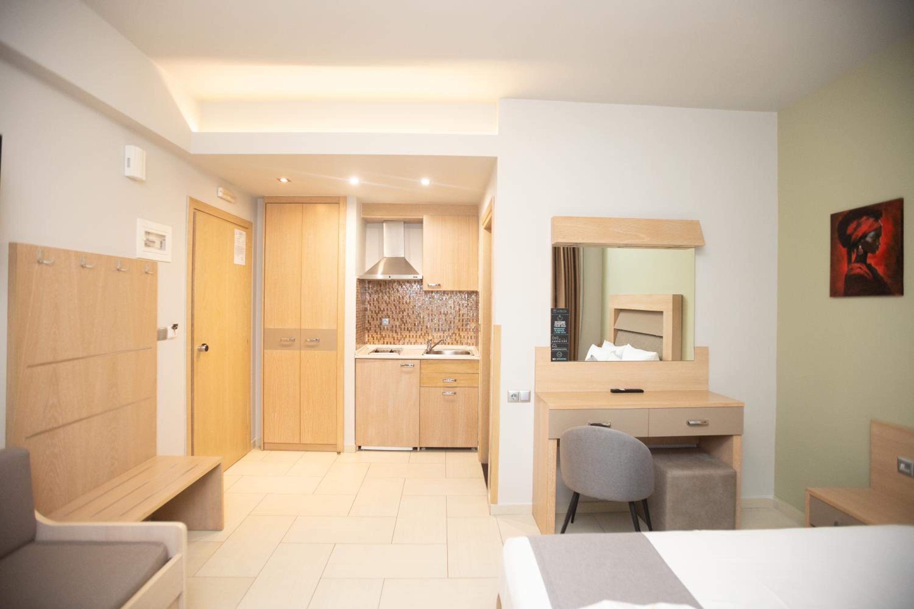 Deluxe Studio with Partial Sea View - Free Car Parking Spot - Photo 9