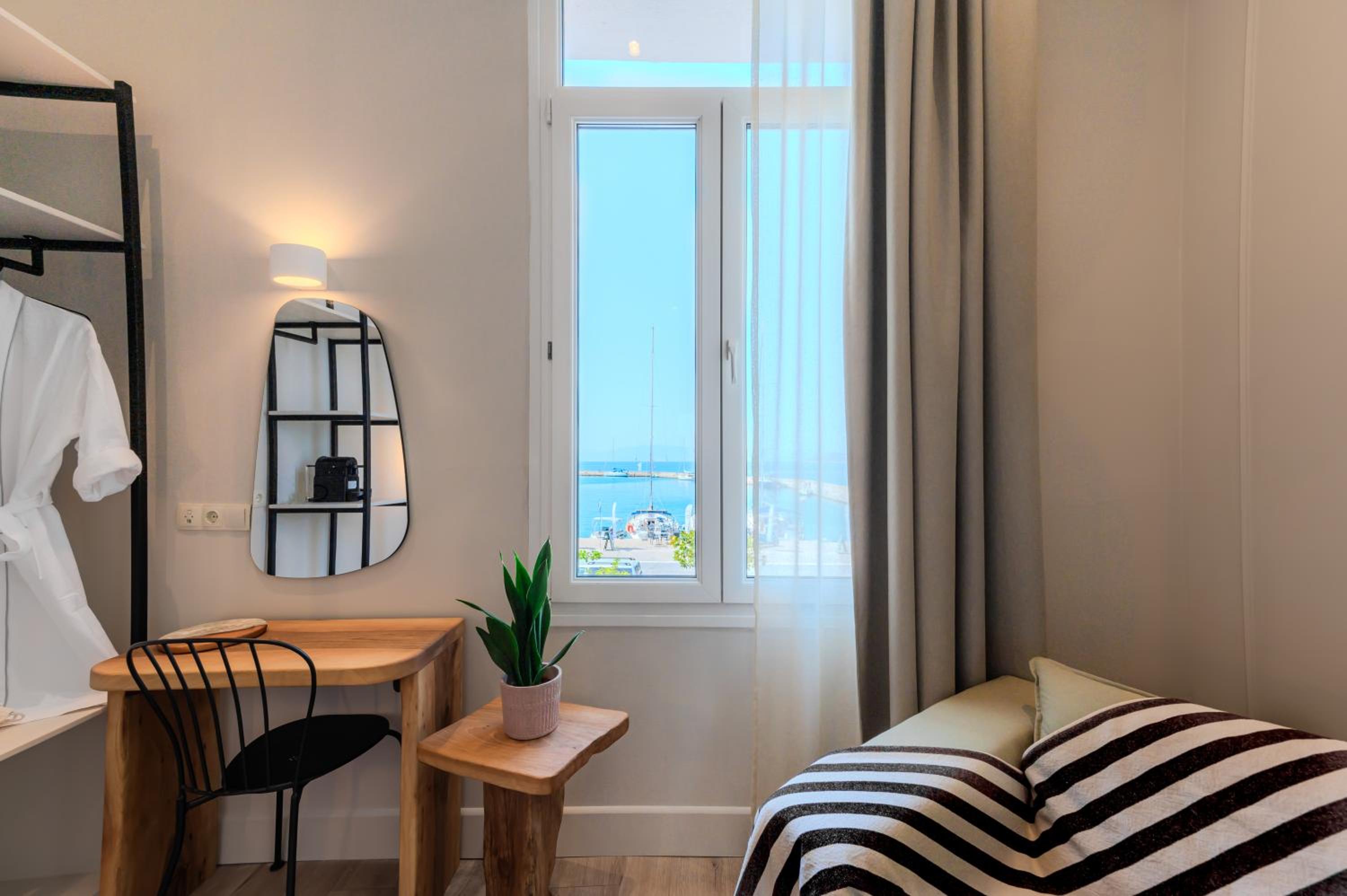 Deluxe Double Room with Balcony and Sea View photo 2