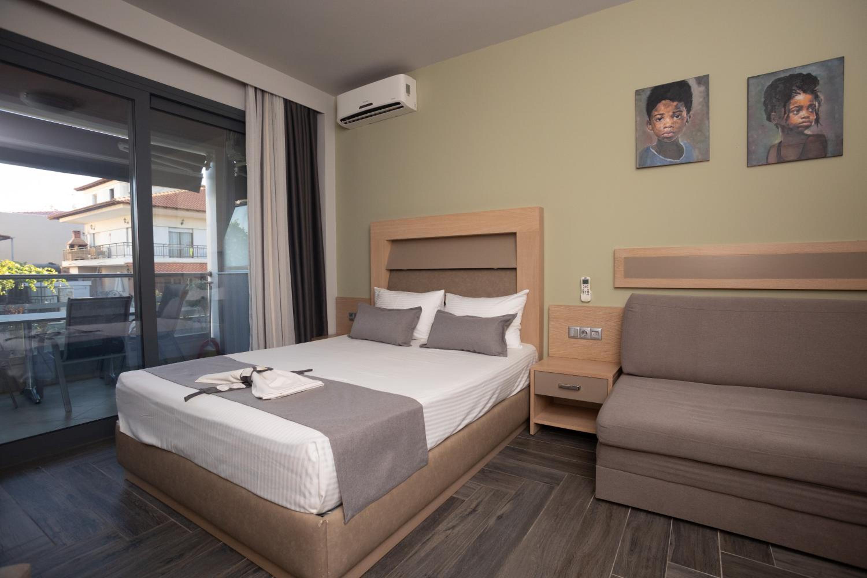 Deluxe Studio (4 Adults) - Photo 1